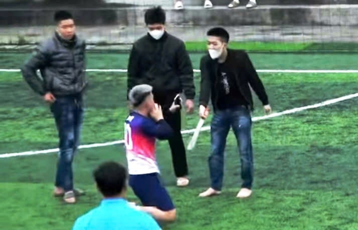 Nhóm thanh niên cầm kiếm lao vào sân bóng đe dọa, bắt cầu thủ quỳ gối- Ảnh 1. Nhóm thanh niên cầm kiếm lao vào sân bóng đe dọa, bắt cầu thủ quỳ gối- Ảnh 1.