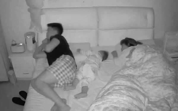 Bố bỉm sữa hoảng hồn giữa đêm vì bóng bay lơ lửng gây kinh hãi - Ảnh 1. Bố bỉm sữa hoảng hồn giữa đêm vì bóng bay lơ lửng gây kinh hãi - Ảnh 1.