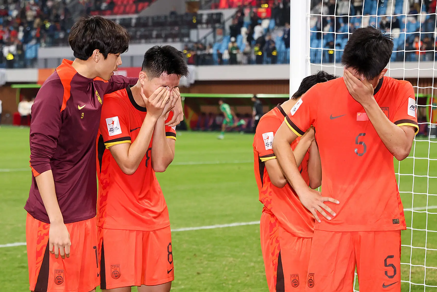 Chuyên gia Trung Quốc: "Thật đau đớn khi thua như vậy"; "Họ sẽ phải hối hận suốt đời" - Ảnh 2.