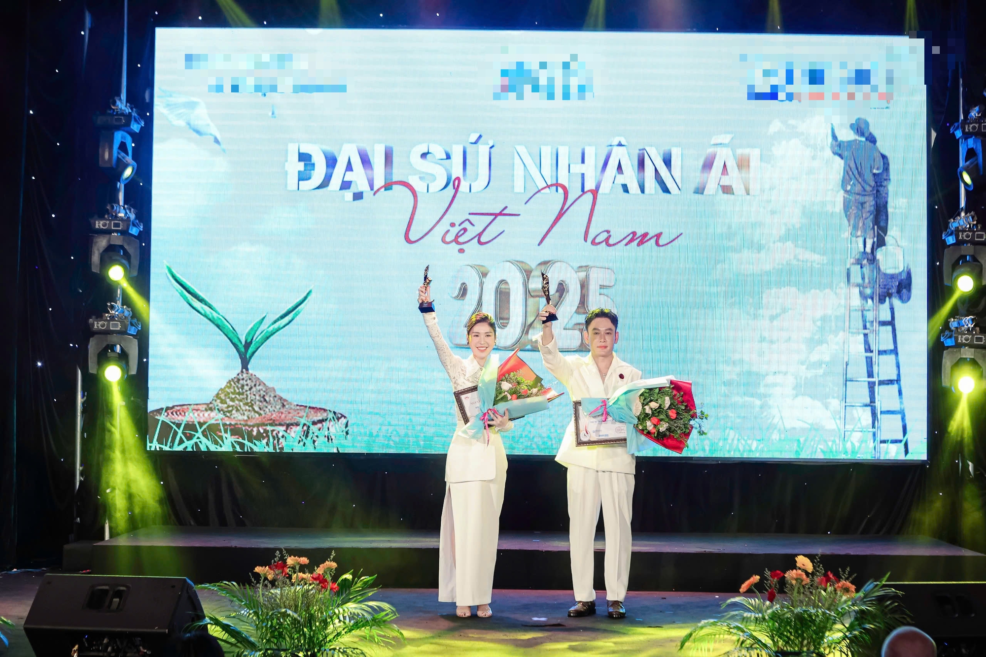 Diễn viên Hiền Mai trao giải Đại sứ nhân ái cho Lưu Thế Truyền và Nguyễn Lê Lâm Ngân- Ảnh 1. Diễn viên Hiền Mai trao giải Đại sứ nhân ái cho Lưu Thế Truyền và Nguyễn Lê Lâm Ngân- Ảnh 1.