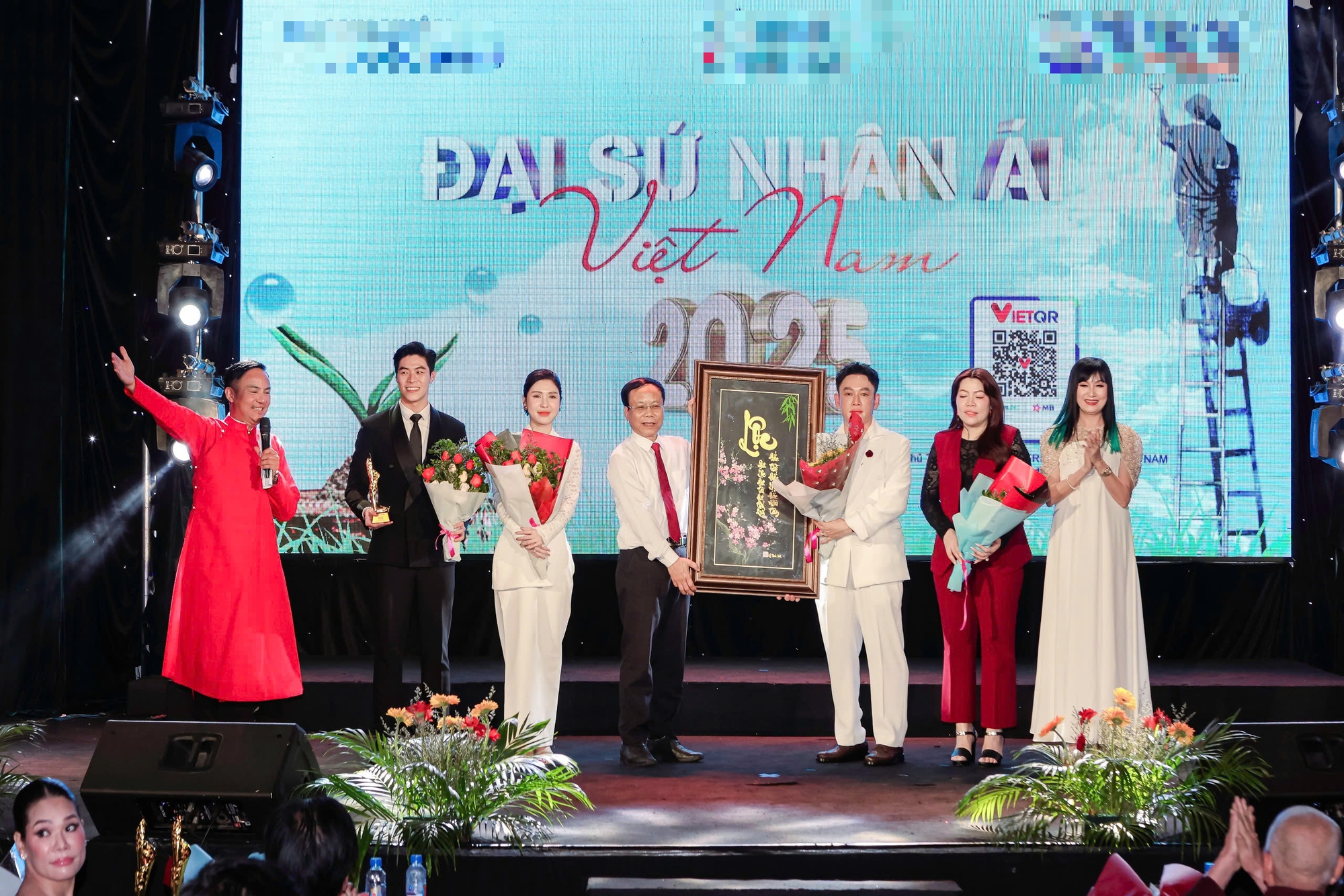 Diễn viên Hiền Mai trao giải Đại sứ nhân ái cho Lưu Thế Truyền và Nguyễn Lê Lâm Ngân- Ảnh 2. Diễn viên Hiền Mai trao giải Đại sứ nhân ái cho Lưu Thế Truyền và Nguyễn Lê Lâm Ngân- Ảnh 2.