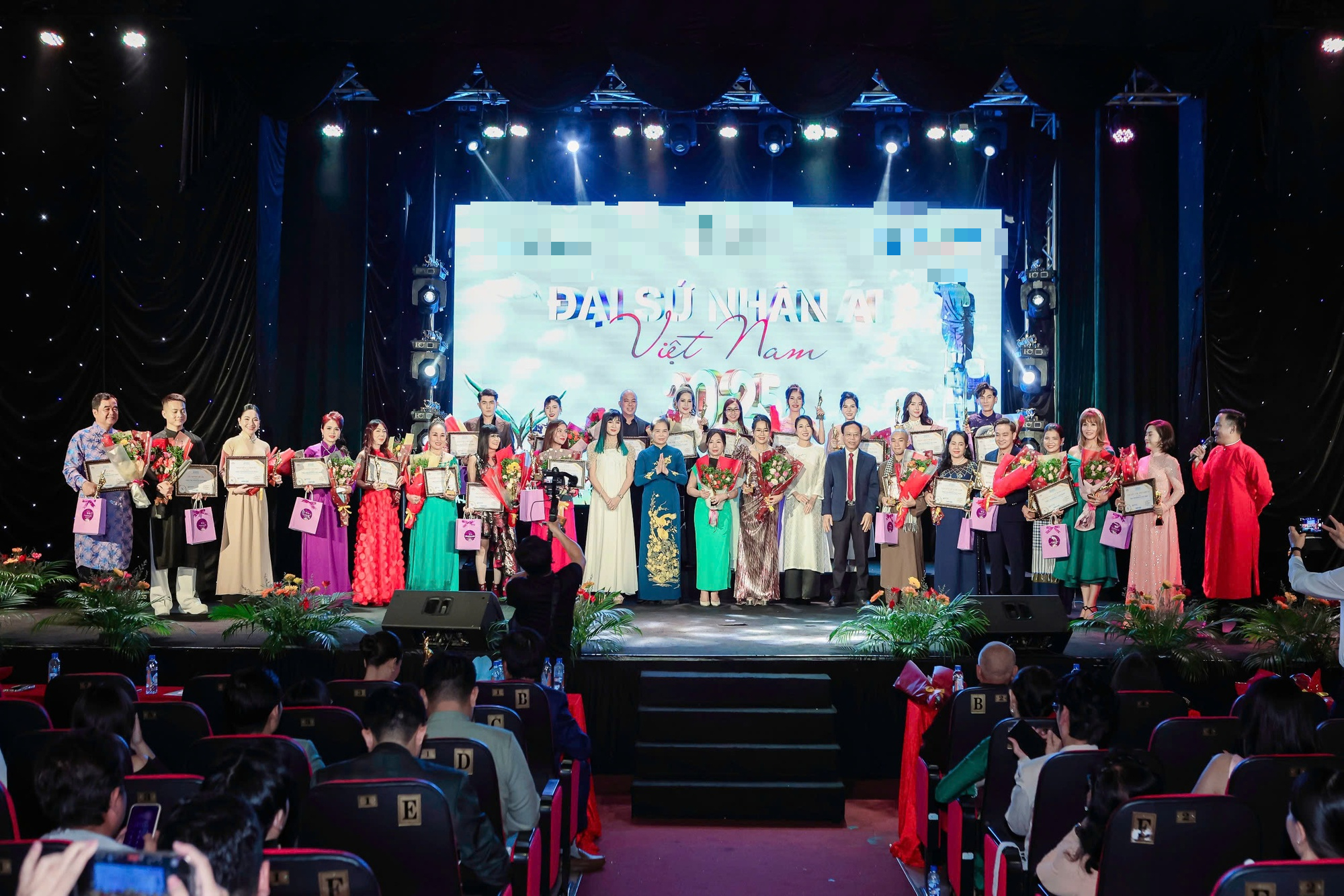 Diễn viên Hiền Mai trao giải Đại sứ nhân ái cho Lưu Thế Truyền và Nguyễn Lê Lâm Ngân- Ảnh 3. Diễn viên Hiền Mai trao giải Đại sứ nhân ái cho Lưu Thế Truyền và Nguyễn Lê Lâm Ngân- Ảnh 3.