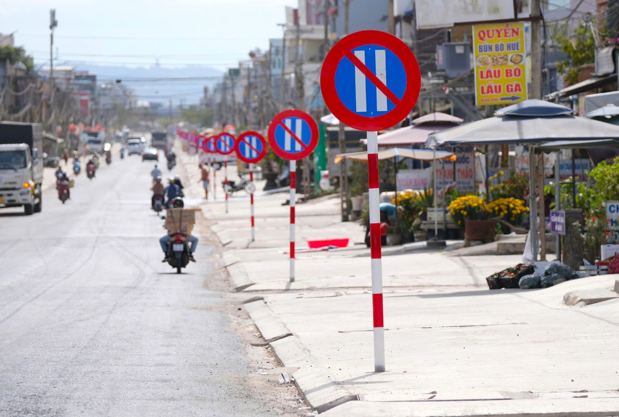 Chính quyền nói gì về việc 1 km Quốc lộ 27 có 23 biển cấm đậu xe?- Ảnh 1. Chính quyền nói gì về việc 1 km Quốc lộ 27 có 23 biển cấm đậu xe?- Ảnh 1.