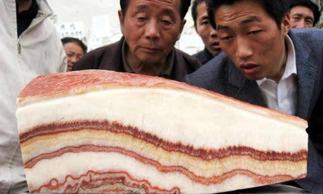 Người đ&agrave;n &ocirc;ng b&aacute;n nh&agrave; với gi&aacute; 1,7 tỉ đồng để mua một &ldquo;miếng thịt lợn&rdquo;: Muốn kiếm m&oacute;n hời lớn, phải c&oacute; sự liều lĩnh phi thường!- Ảnh 1.