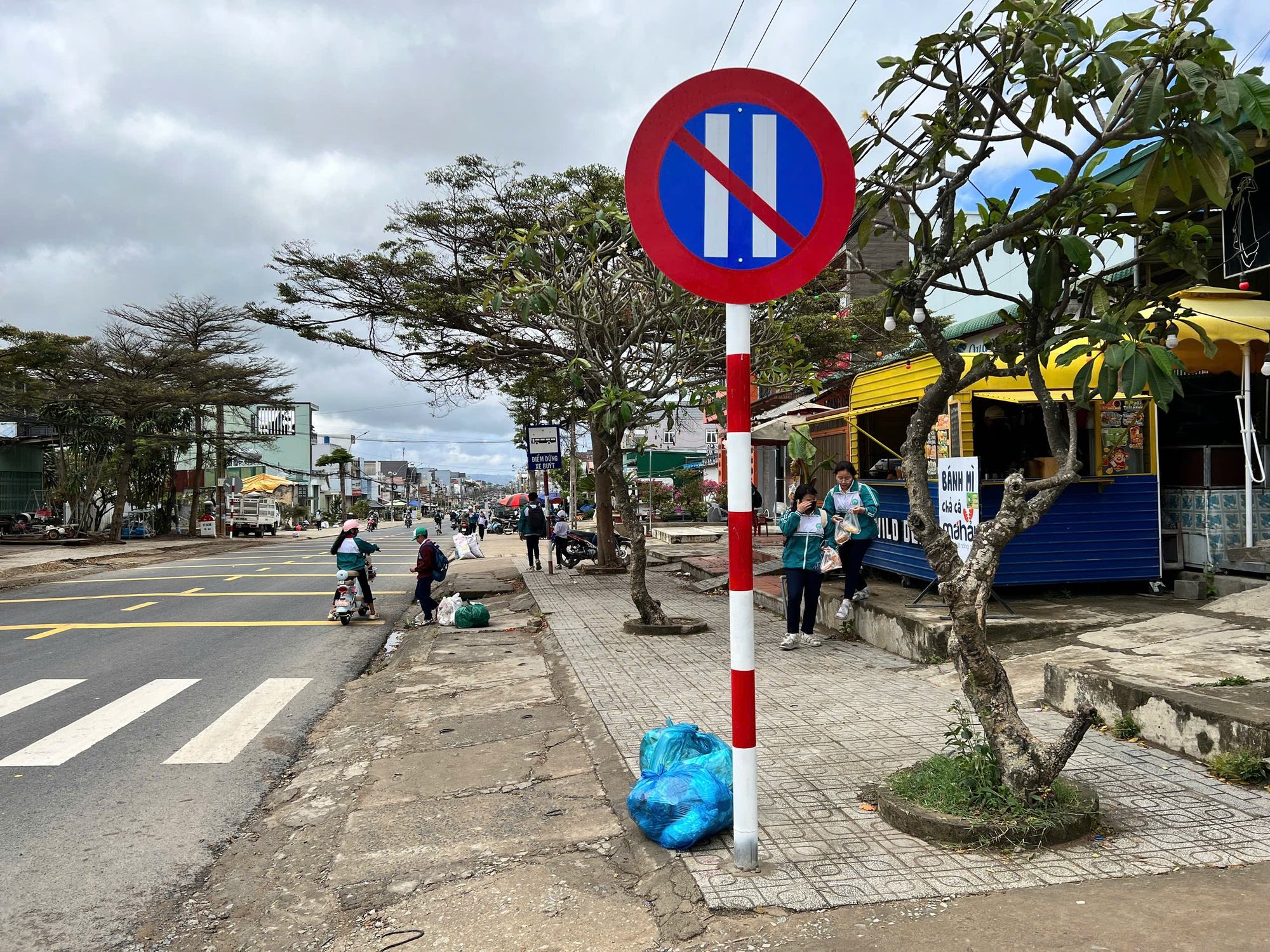 Tháo 22 biển cấm đậu xe trên 1 km Quốc lộ 27- Ảnh 1. Tháo 22 biển cấm đậu xe trên 1 km Quốc lộ 27- Ảnh 1.