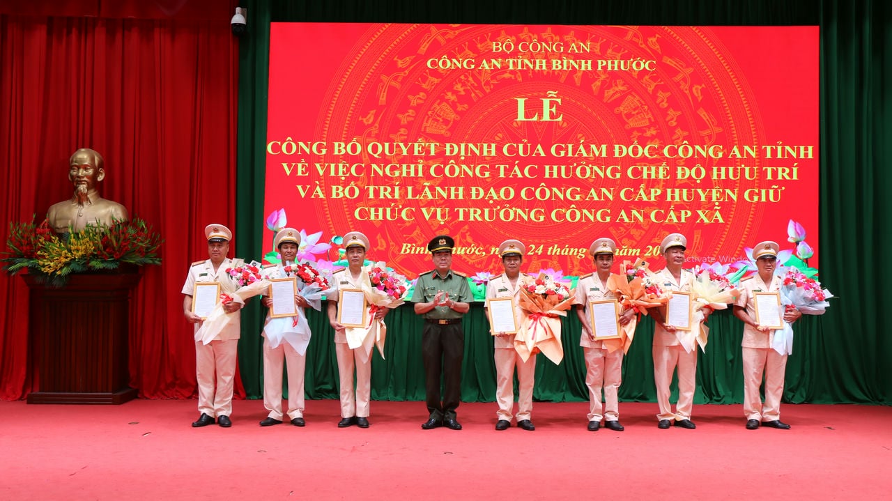 12 Đại tá, Thượng tá xung phong nghỉ hưu trước tuổi; 4 Phó Trưởng Công an huyện tự nguyện xuống xã- Ảnh 2.