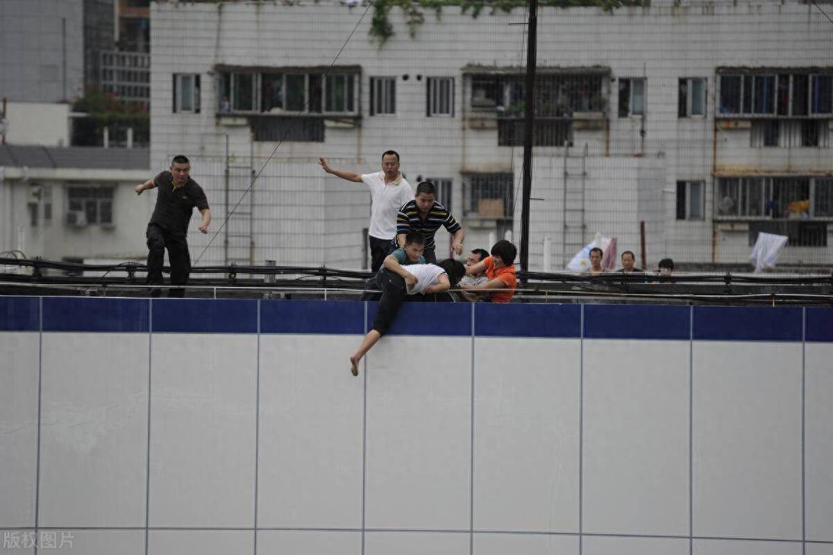 Nhìn hành động của đứa trẻ hàng xóm, tôi nói với con: "Nếu có phải đi ăn xin, bố con mình cũng đi cùng nhau" - Ảnh 1. Nhìn hành động của đứa trẻ hàng xóm, tôi nói với con: "Nếu có phải đi ăn xin, bố con mình cũng đi cùng nhau" - Ảnh 1.