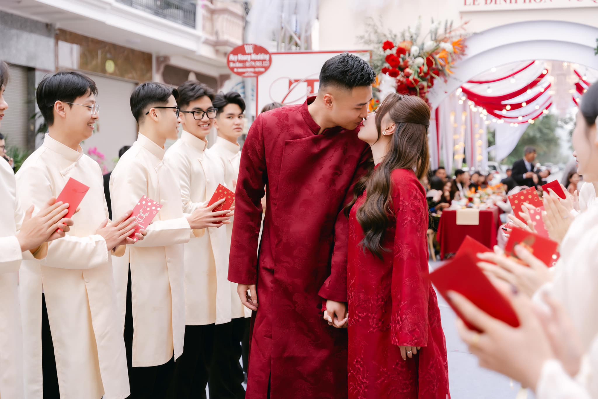 Ảnh nét căng ăn hỏi thủ môn Văn Toản:Dàn xe rước dâu "khủng", đàng gái nhà to nhất phố gia thế không phải vừa - Ảnh 9. Ảnh nét căng ăn hỏi thủ môn Văn Toản:Dàn xe rước dâu "khủng", đàng gái nhà to nhất phố gia thế không phải vừa - Ảnh 9.