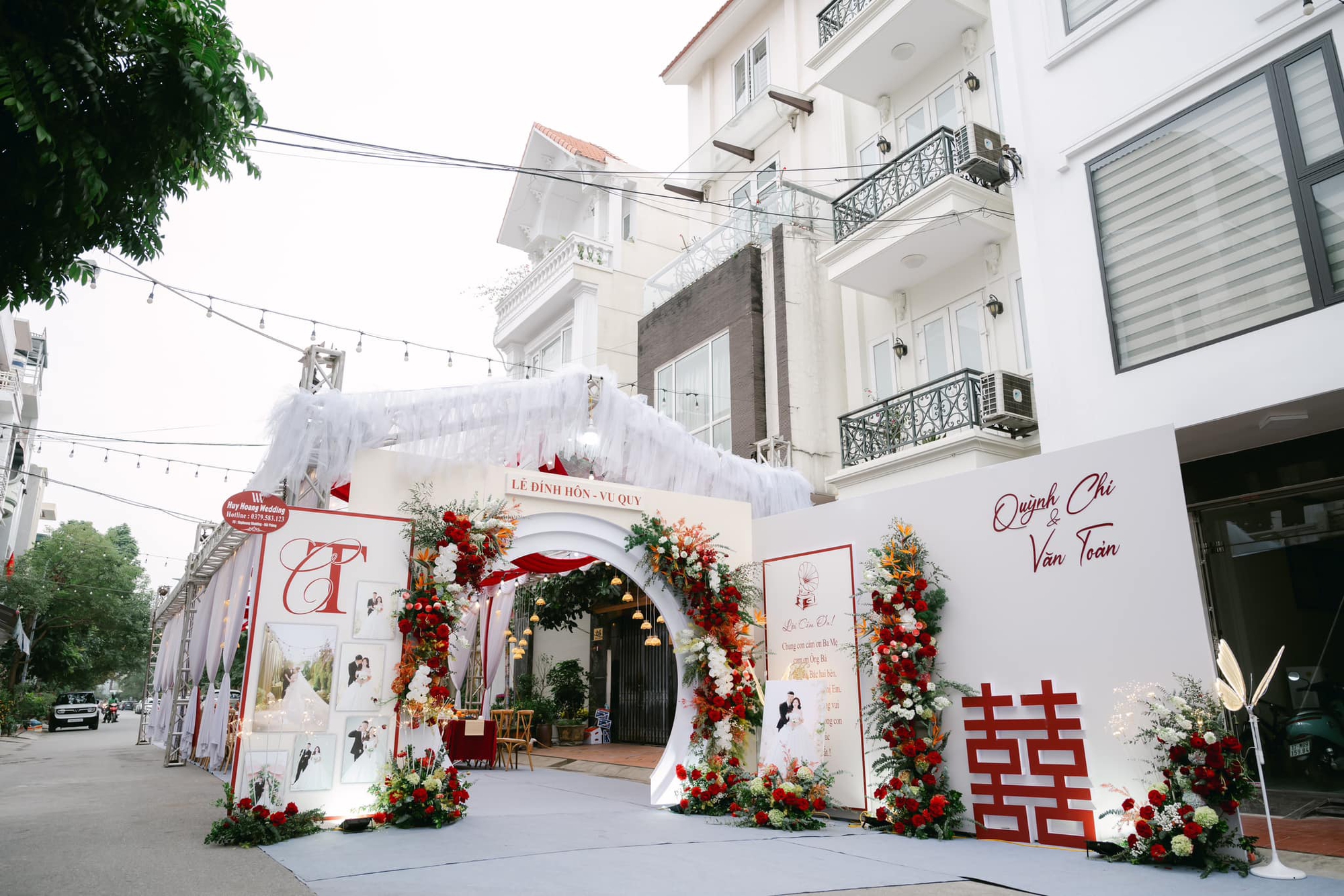 Ảnh nét căng ăn hỏi thủ môn Văn Toản:Dàn xe rước dâu "khủng", đàng gái nhà to nhất phố gia thế không phải vừa - Ảnh 5. Ảnh nét căng ăn hỏi thủ môn Văn Toản:Dàn xe rước dâu "khủng", đàng gái nhà to nhất phố gia thế không phải vừa - Ảnh 5.