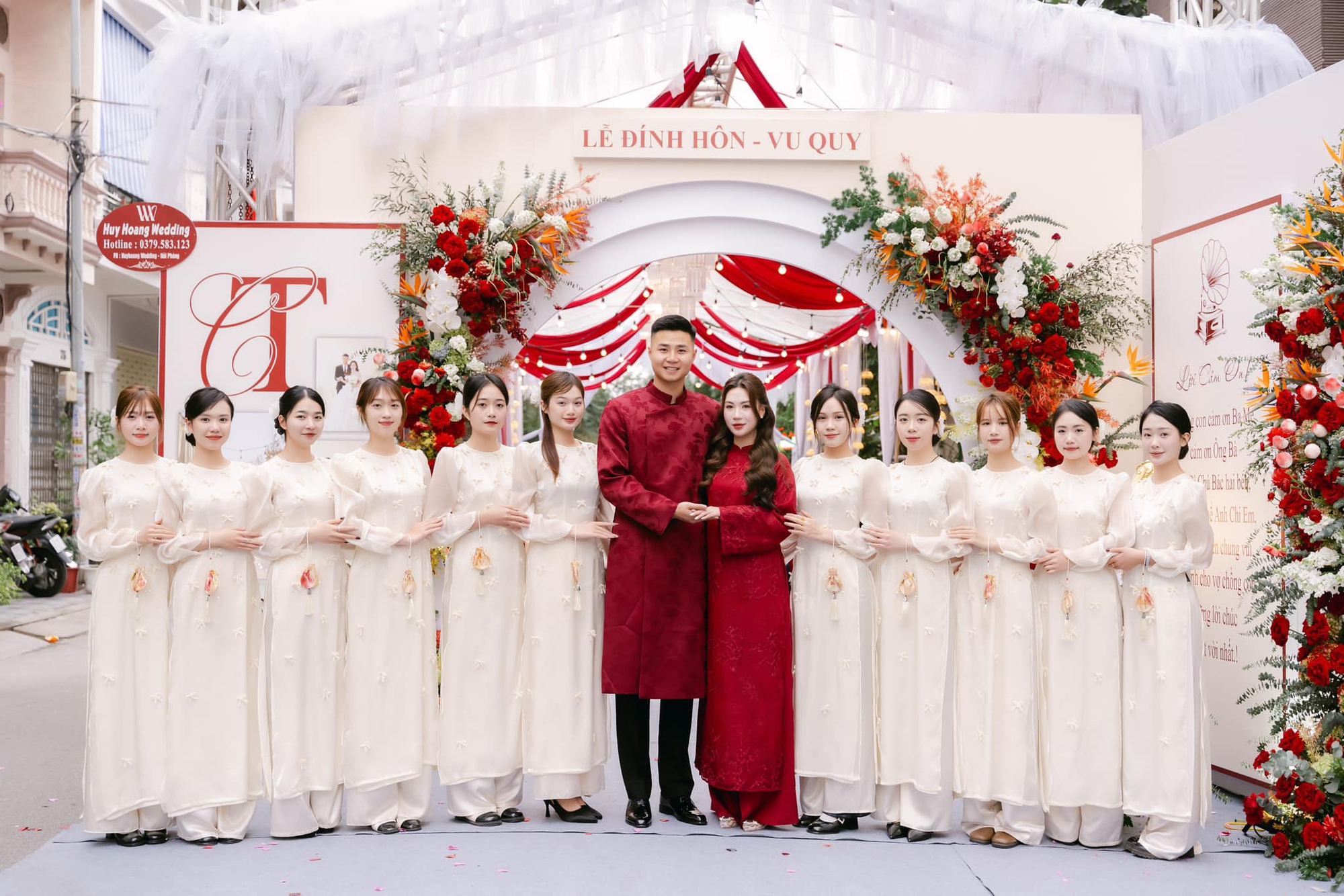 Ảnh nét căng ăn hỏi thủ môn Văn Toản:Dàn xe rước dâu "khủng", đàng gái nhà to nhất phố gia thế không phải vừa - Ảnh 12. Ảnh nét căng ăn hỏi thủ môn Văn Toản:Dàn xe rước dâu "khủng", đàng gái nhà to nhất phố gia thế không phải vừa - Ảnh 12.