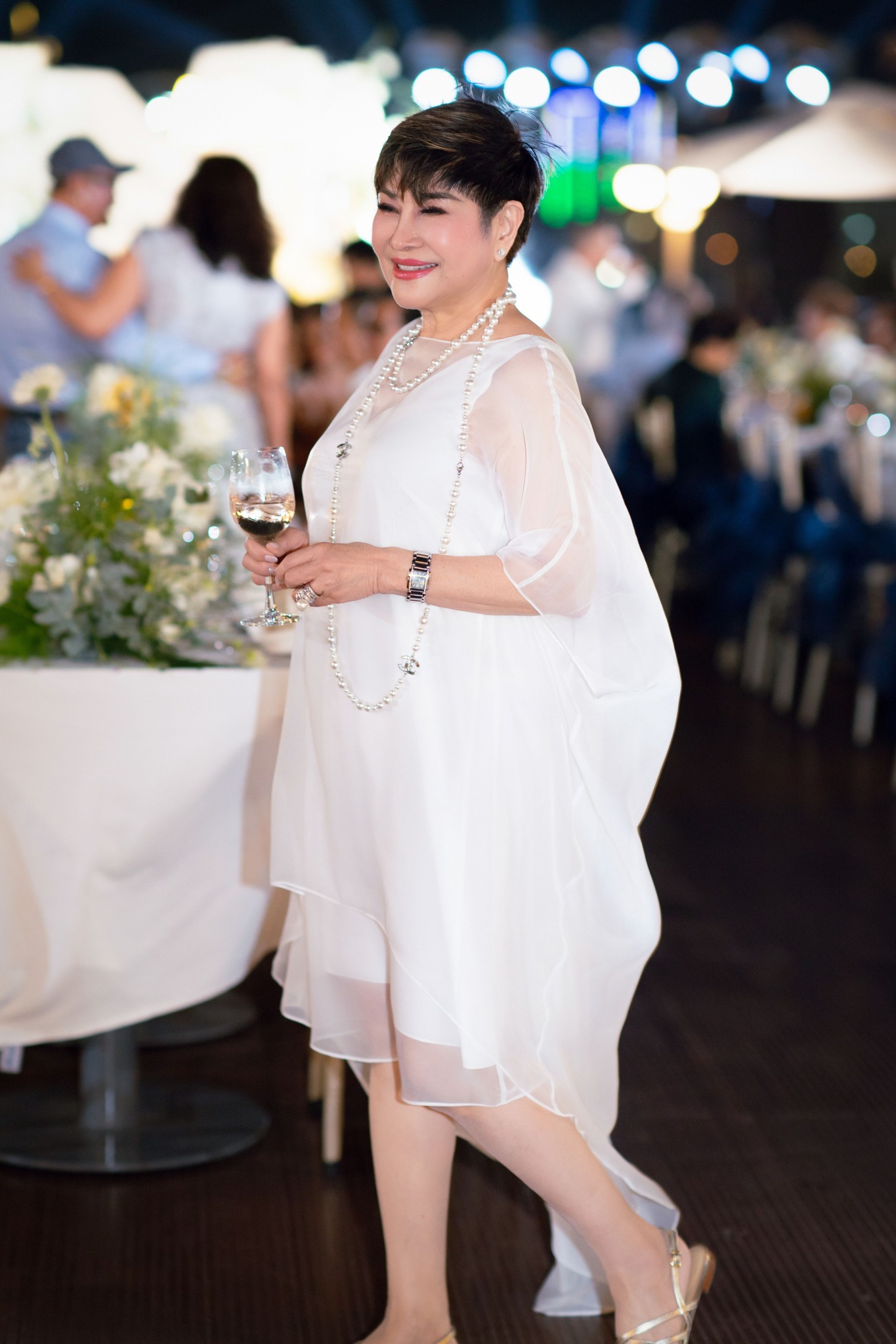 Sao Việt ngỡ ngàng trước nhan sắc vợ cũ hơn 17 tuổi của Đàm Vĩnh Hưng: "Không ai tin hết"- Ảnh 2. Sao Việt ngỡ ngàng trước nhan sắc vợ cũ hơn 17 tuổi của Đàm Vĩnh Hưng: "Không ai tin hết"- Ảnh 2.