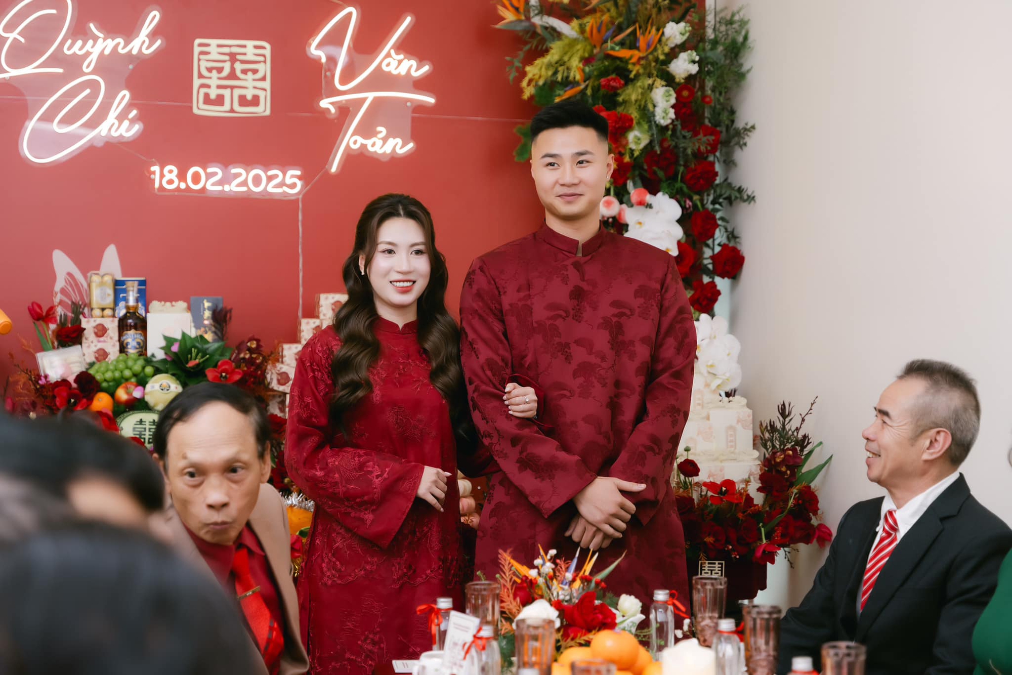 Ảnh nét căng ăn hỏi thủ môn Văn Toản:Dàn xe rước dâu "khủng", đàng gái nhà to nhất phố gia thế không phải vừa - Ảnh 1. Ảnh nét căng ăn hỏi thủ môn Văn Toản:Dàn xe rước dâu "khủng", đàng gái nhà to nhất phố gia thế không phải vừa - Ảnh 1.