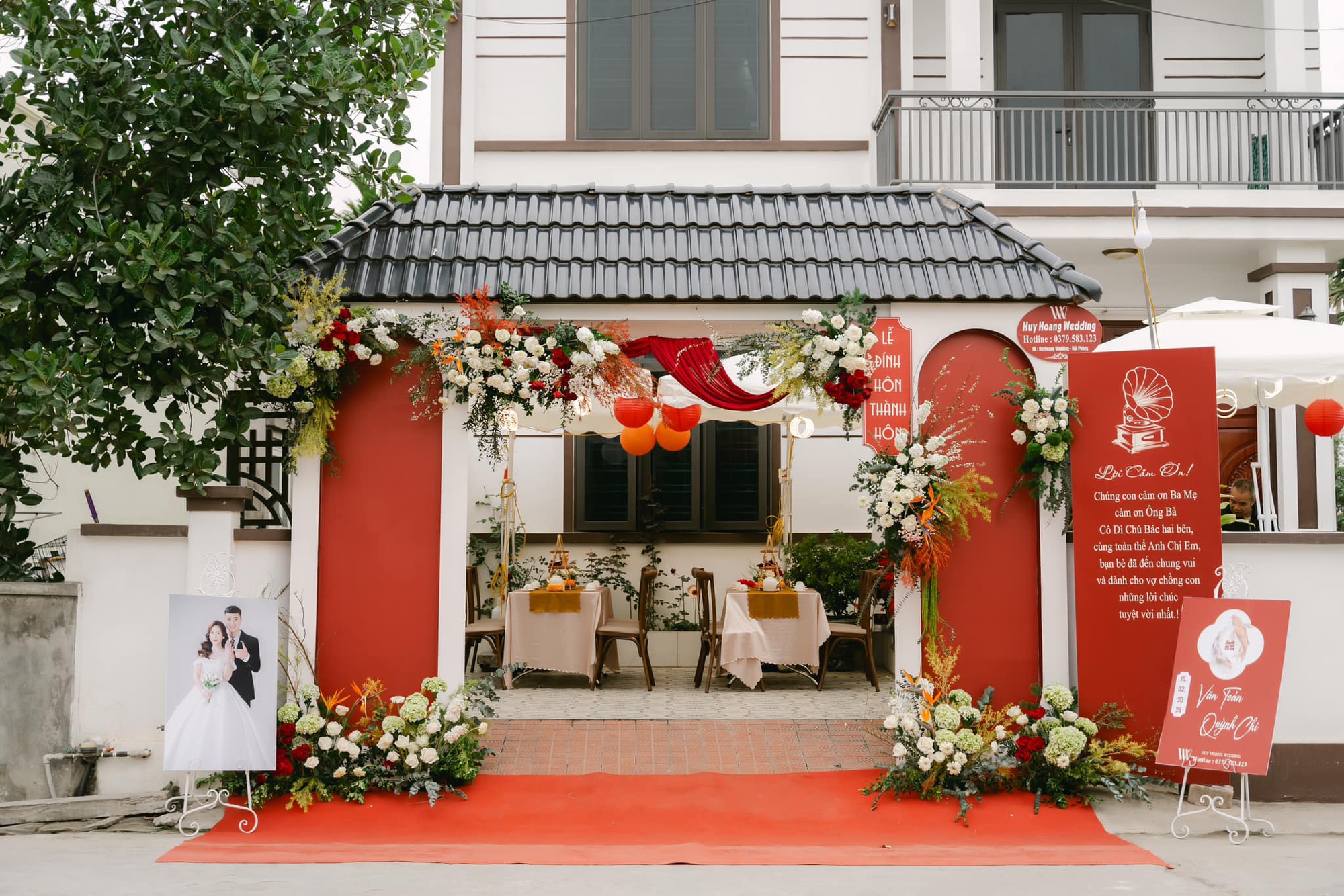 Ảnh nét căng ăn hỏi thủ môn Văn Toản:Dàn xe rước dâu "khủng", đàng gái nhà to nhất phố gia thế không phải vừa - Ảnh 4. Ảnh nét căng ăn hỏi thủ môn Văn Toản:Dàn xe rước dâu "khủng", đàng gái nhà to nhất phố gia thế không phải vừa - Ảnh 4.