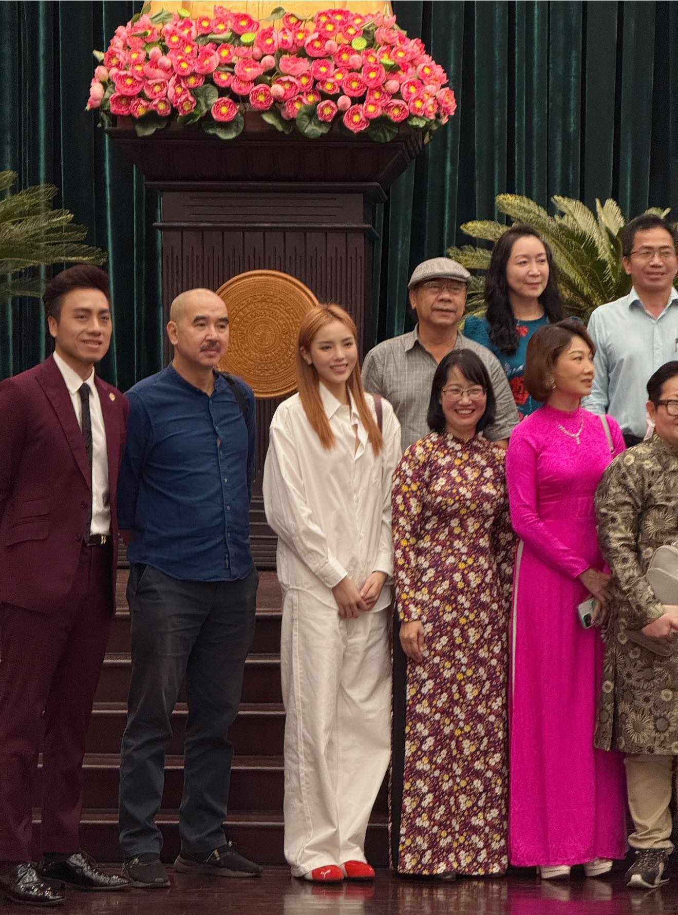 Hoa hậu Kỳ Duyên bị chê mặc xuề xòa kém lịch sự khi gặp lãnh đạo TP.HCM- Ảnh 2. Hoa hậu Kỳ Duyên bị chê mặc xuề xòa kém lịch sự khi gặp lãnh đạo TP.HCM- Ảnh 2.