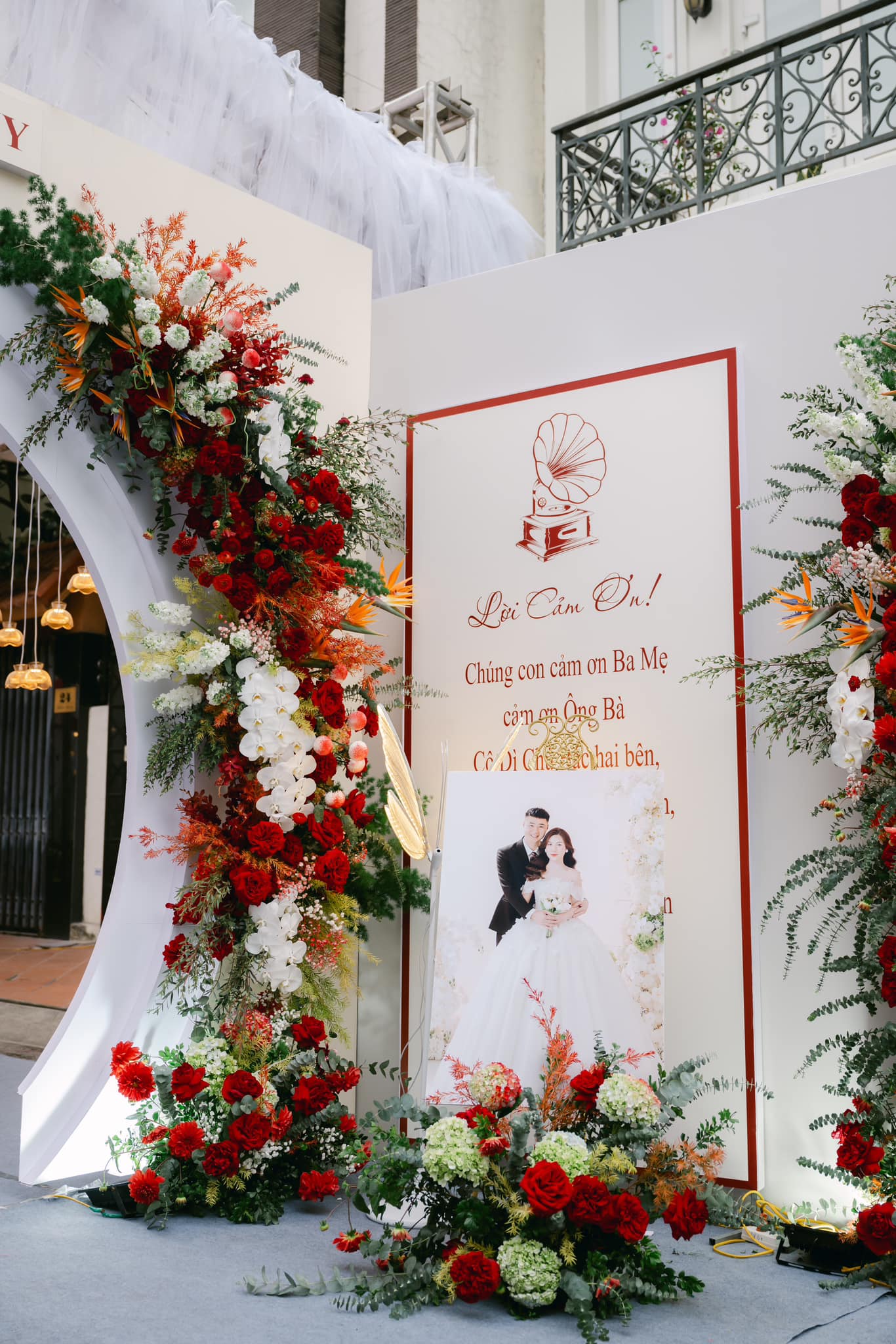 Ảnh nét căng ăn hỏi thủ môn Văn Toản:Dàn xe rước dâu "khủng", đàng gái nhà to nhất phố gia thế không phải vừa - Ảnh 6. Ảnh nét căng ăn hỏi thủ môn Văn Toản:Dàn xe rước dâu "khủng", đàng gái nhà to nhất phố gia thế không phải vừa - Ảnh 6.