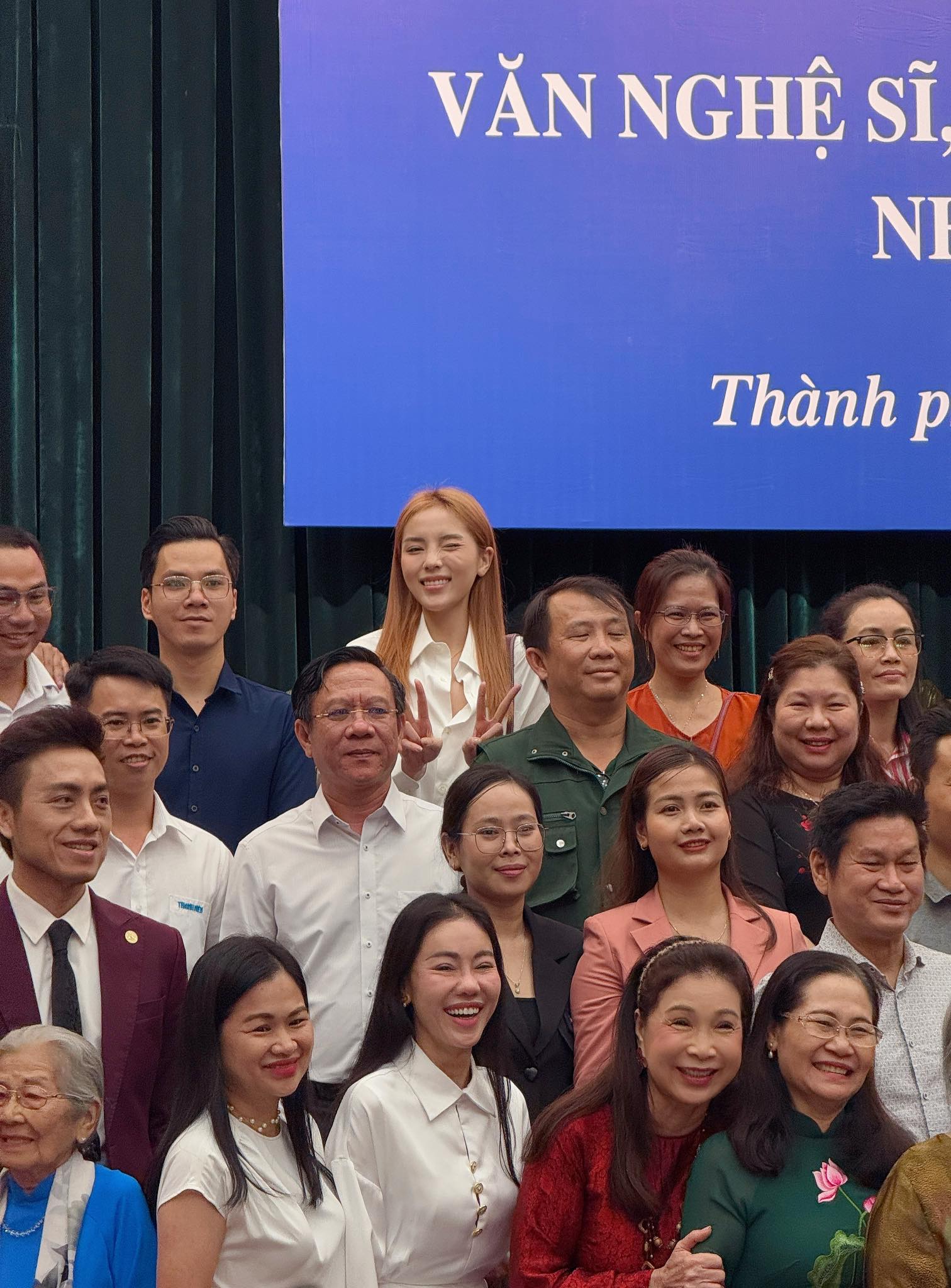 Hoa hậu Kỳ Duyên bị chê mặc xuề xòa kém lịch sự khi gặp lãnh đạo TP.HCM- Ảnh 1. Hoa hậu Kỳ Duyên bị chê mặc xuề xòa kém lịch sự khi gặp lãnh đạo TP.HCM- Ảnh 1.