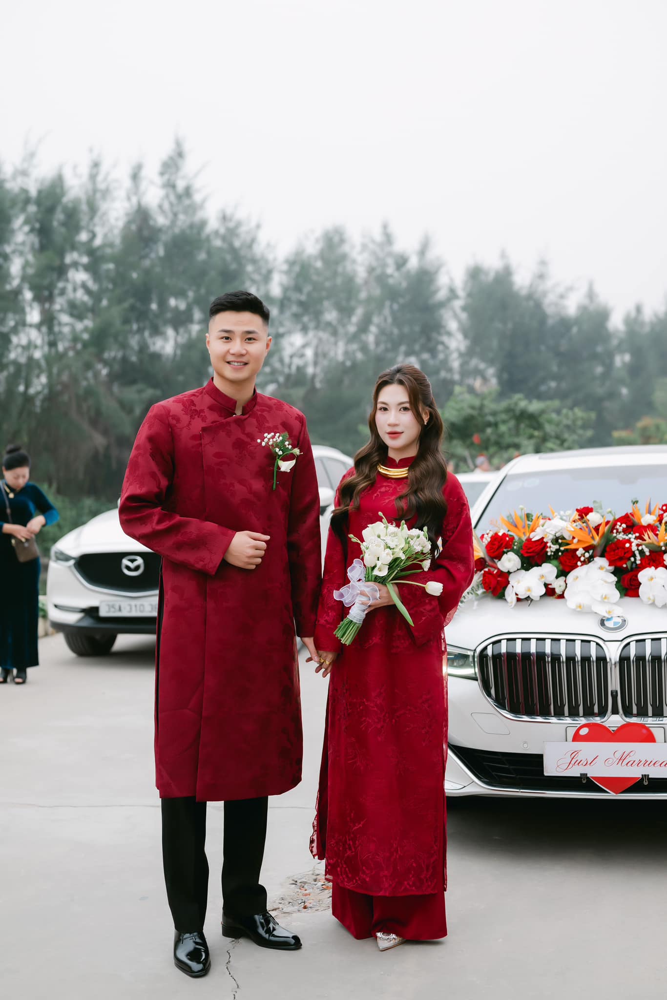 Ảnh nét căng ăn hỏi thủ môn Văn Toản:Dàn xe rước dâu "khủng", đàng gái nhà to nhất phố gia thế không phải vừa - Ảnh 10. Ảnh nét căng ăn hỏi thủ môn Văn Toản:Dàn xe rước dâu "khủng", đàng gái nhà to nhất phố gia thế không phải vừa - Ảnh 10.