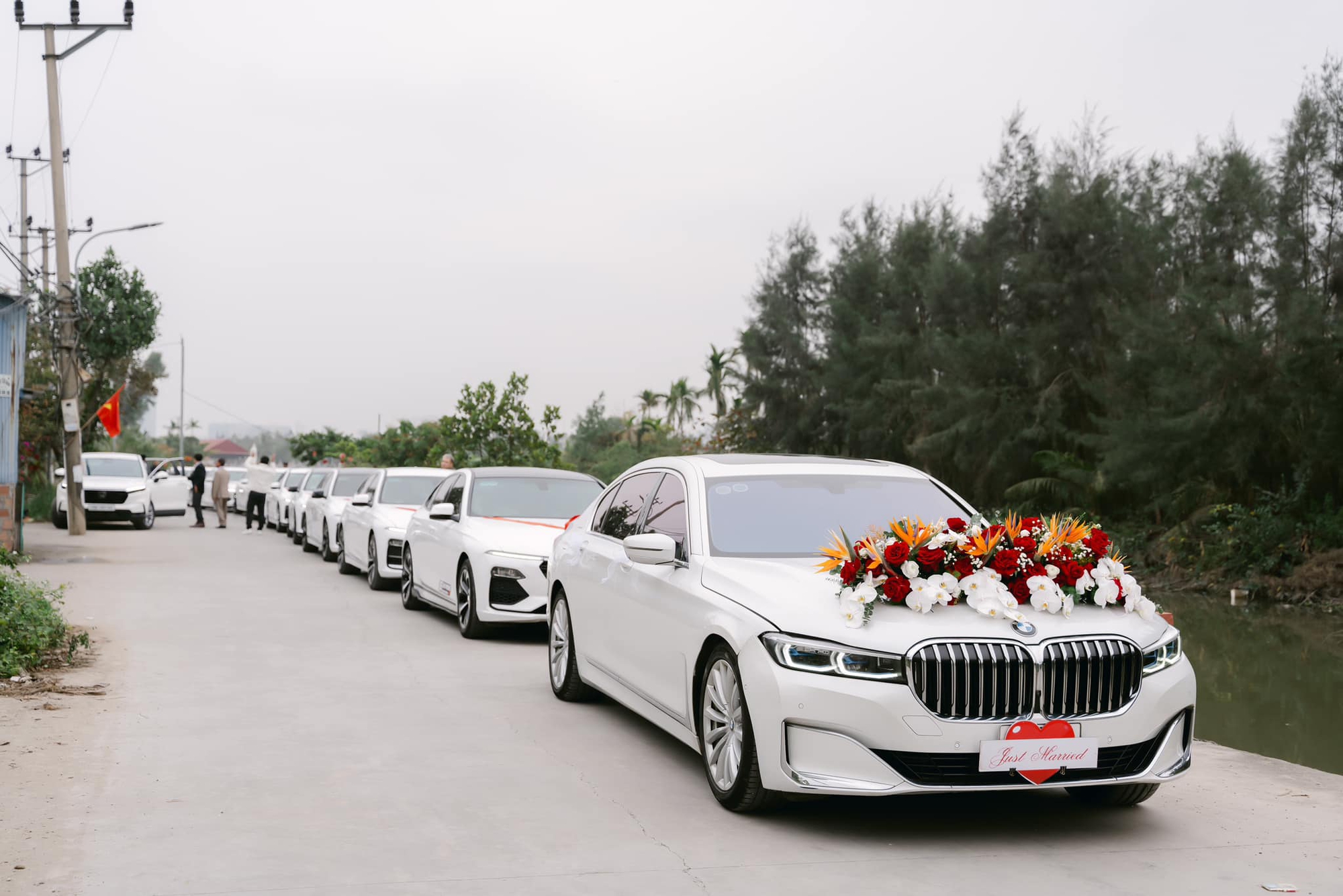 Ảnh nét căng ăn hỏi thủ môn Văn Toản:Dàn xe rước dâu "khủng", đàng gái nhà to nhất phố gia thế không phải vừa - Ảnh 3. Ảnh nét căng ăn hỏi thủ môn Văn Toản:Dàn xe rước dâu "khủng", đàng gái nhà to nhất phố gia thế không phải vừa - Ảnh 3.