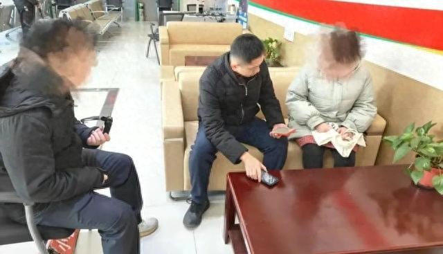 Người phụ nữ r&uacute;t 3,1 tỷ đồng trong t&agrave;i khoản của m&igrave;nh, nh&acirc;n vi&ecirc;n ng&acirc;n h&agrave;ng bất ngờ gọi điện b&aacute;o &aacute;n, cảnh s&aacute;t tuy&ecirc;n bố: &ldquo;C&ocirc; l&agrave;m vậy l&agrave; phạm ph&aacute;p&rdquo;- Ảnh 1.