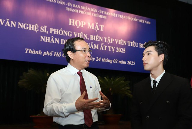 Hoa hậu Kỳ Duyên bị chê mặc xuề xòa kém lịch sự khi gặp lãnh đạo TP.HCM- Ảnh 7. Hoa hậu Kỳ Duyên bị chê mặc xuề xòa kém lịch sự khi gặp lãnh đạo TP.HCM- Ảnh 7.