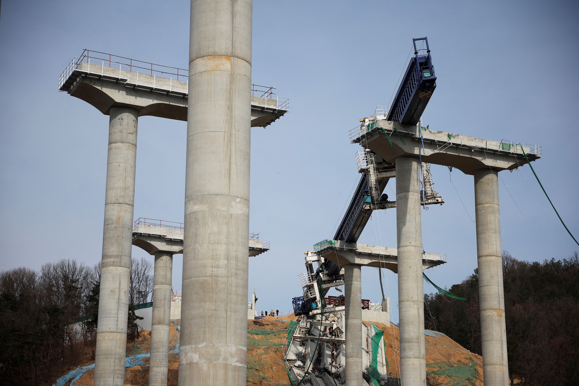 Kinh hoàng khoảnh khắc cầu sập trong 3 giây trên đường cao tốc ở Hàn Quốc, nhiều người bị "chôn sống" - Ảnh 2. Kinh hoàng khoảnh khắc cầu sập trong 3 giây trên đường cao tốc ở Hàn Quốc, nhiều người bị "chôn sống" - Ảnh 2.