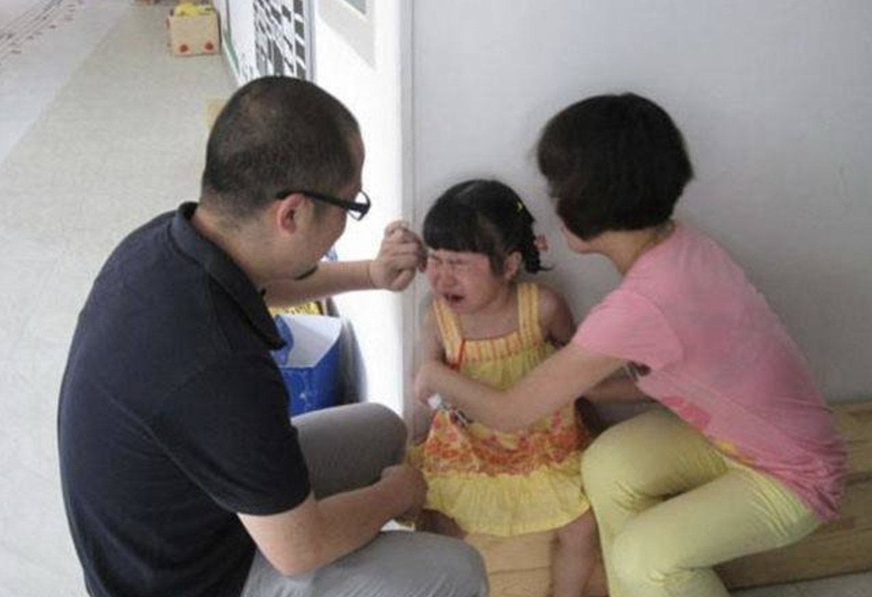 B&eacute; g&aacute;i 7 tuổi đi học về kh&ocirc;ng cho ai chạm v&agrave;o người, mở cặp s&aacute;ch em ra xem, bố mẹ tức giận bật kh&oacute;c- Ảnh 2.