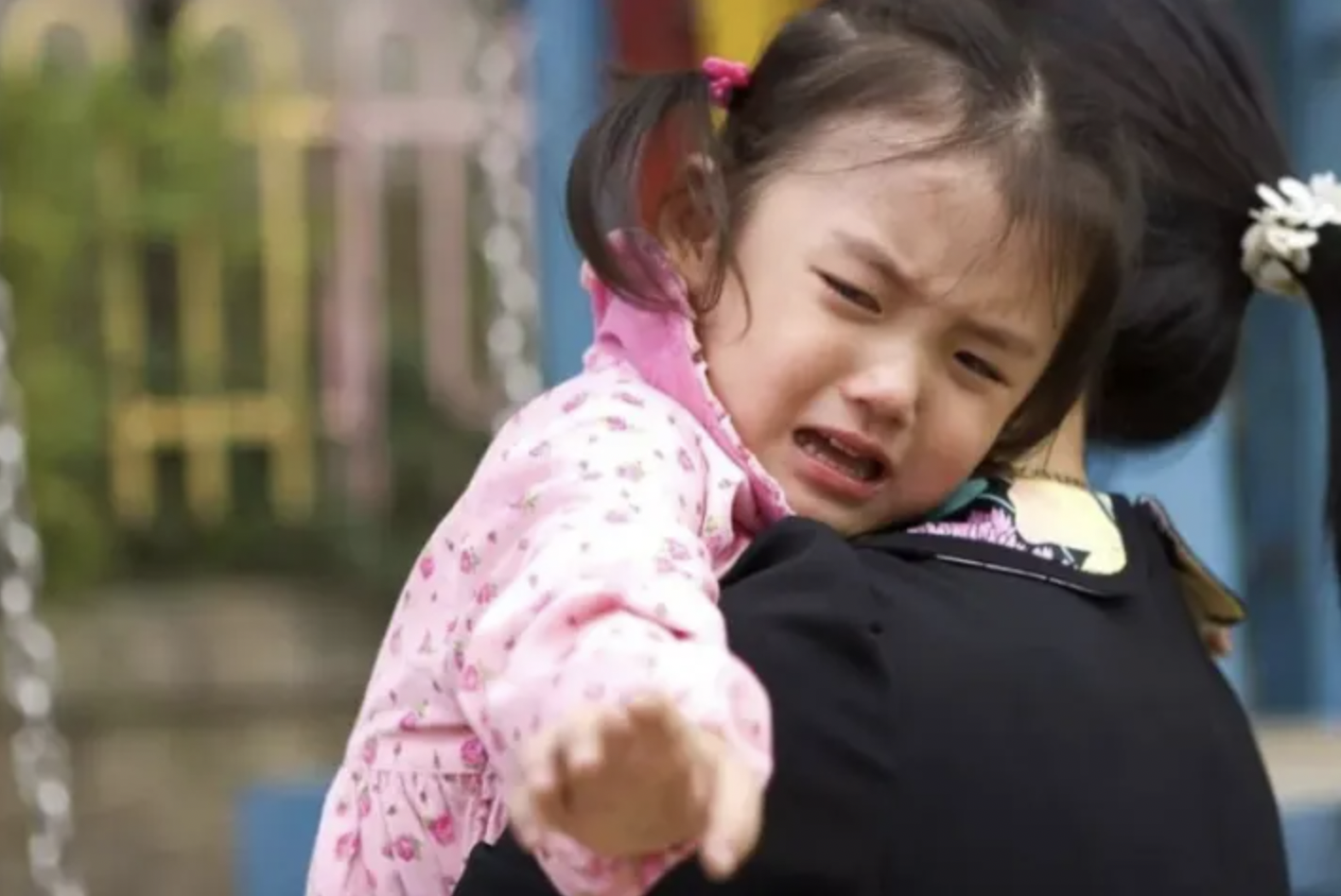 B&eacute; g&aacute;i 7 tuổi đi học về kh&ocirc;ng cho ai chạm v&agrave;o người, mở cặp s&aacute;ch em ra xem, bố mẹ tức giận bật kh&oacute;c- Ảnh 1.