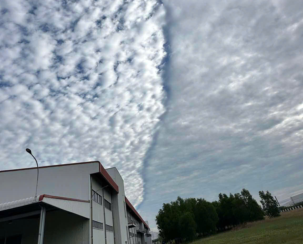 Hình ảnh đám mây lạ trên bầu trời Bình Dương sáng 25 - 2 khiến nhiều người tò mò - Ảnh 1. Hình ảnh đám mây lạ trên bầu trời Bình Dương sáng 25 - 2 khiến nhiều người tò mò - Ảnh 1.