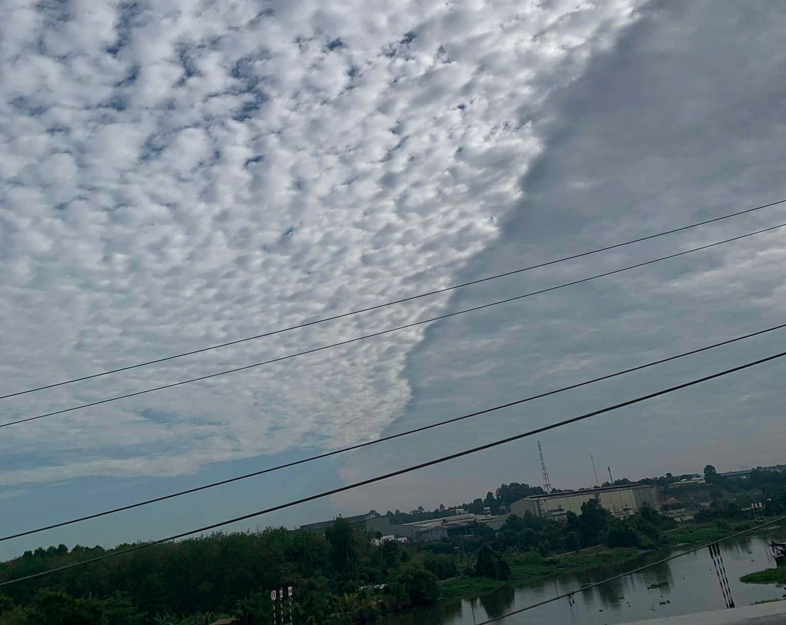 Hình ảnh đám mây lạ trên bầu trời Bình Dương sáng 25 - 2 khiến nhiều người tò mò - Ảnh 3. Hình ảnh đám mây lạ trên bầu trời Bình Dương sáng 25 - 2 khiến nhiều người tò mò - Ảnh 3.