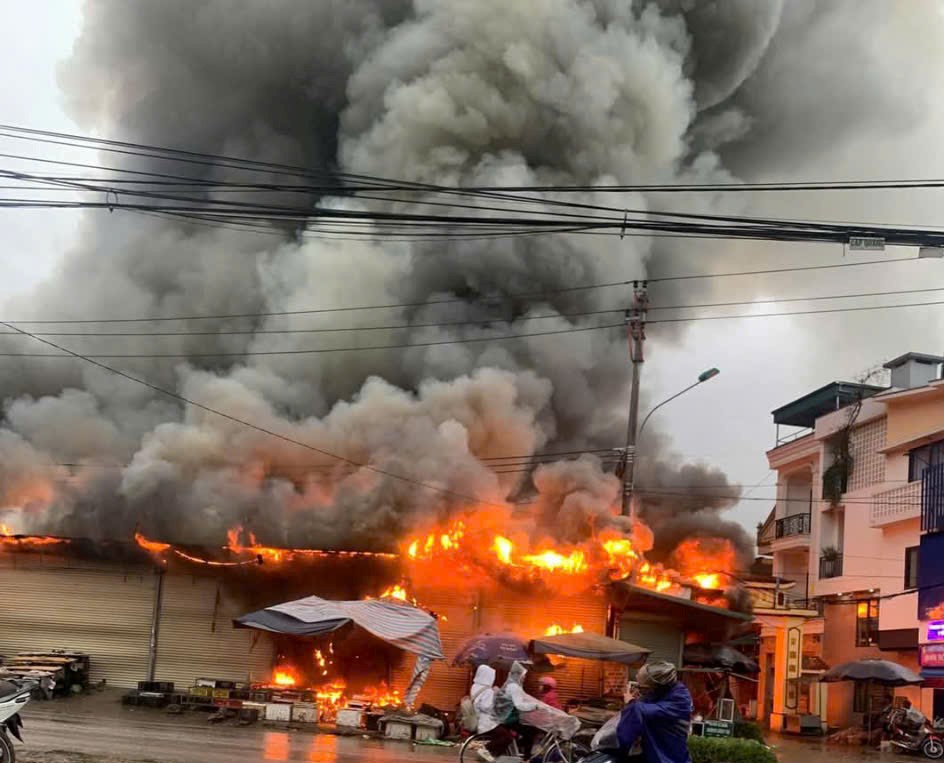 Cháy chợ Trung Môn gây thiệt hại lớn , lửa bao trùm hàng chục ki - ốt trong vài giờ - Ảnh 1.