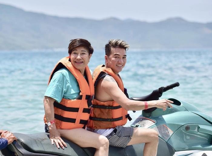 Sao Việt ngỡ ngàng trước nhan sắc vợ cũ hơn 17 tuổi của Đàm Vĩnh Hưng: "Không ai tin hết"- Ảnh 8. Sao Việt ngỡ ngàng trước nhan sắc vợ cũ hơn 17 tuổi của Đàm Vĩnh Hưng: "Không ai tin hết"- Ảnh 8.