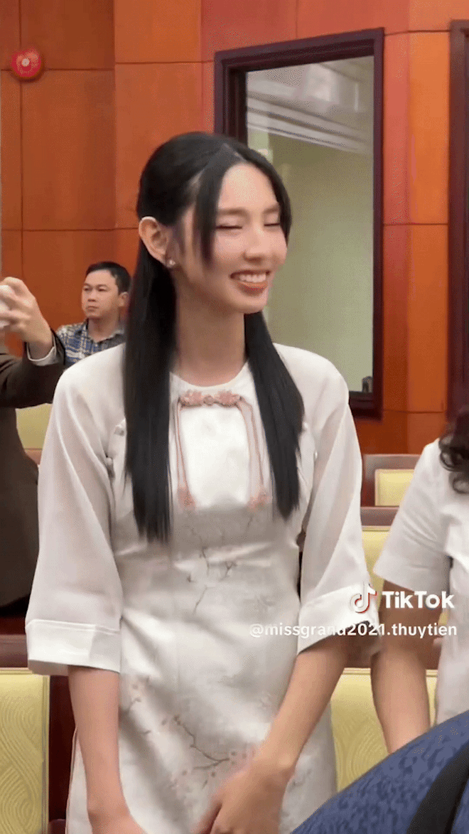 Hoa hậu Kỳ Duyên bị chê mặc xuề xòa kém lịch sự khi gặp lãnh đạo TP.HCM- Ảnh 5. Hoa hậu Kỳ Duyên bị chê mặc xuề xòa kém lịch sự khi gặp lãnh đạo TP.HCM- Ảnh 5.