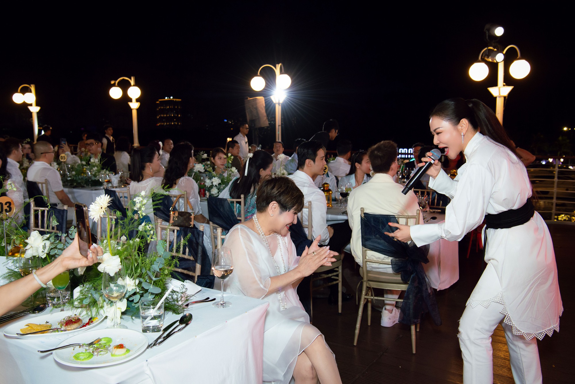 Sao Việt ngỡ ngàng trước nhan sắc vợ cũ hơn 17 tuổi của Đàm Vĩnh Hưng: "Không ai tin hết"- Ảnh 3. Sao Việt ngỡ ngàng trước nhan sắc vợ cũ hơn 17 tuổi của Đàm Vĩnh Hưng: "Không ai tin hết"- Ảnh 3.