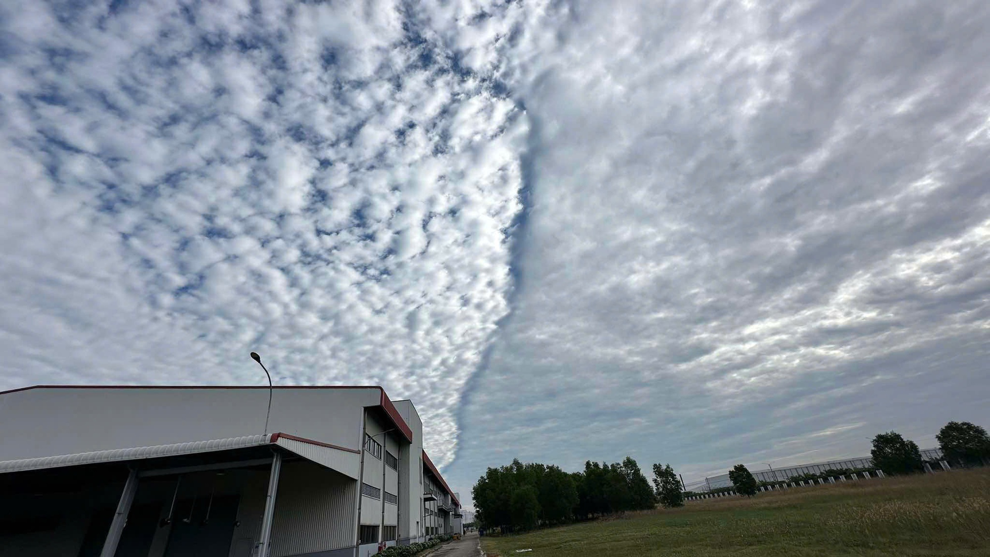 Hình ảnh đám mây lạ trên bầu trời Bình Dương sáng 25 - 2 khiến nhiều người tò mò - Ảnh 6. Hình ảnh đám mây lạ trên bầu trời Bình Dương sáng 25 - 2 khiến nhiều người tò mò - Ảnh 6.