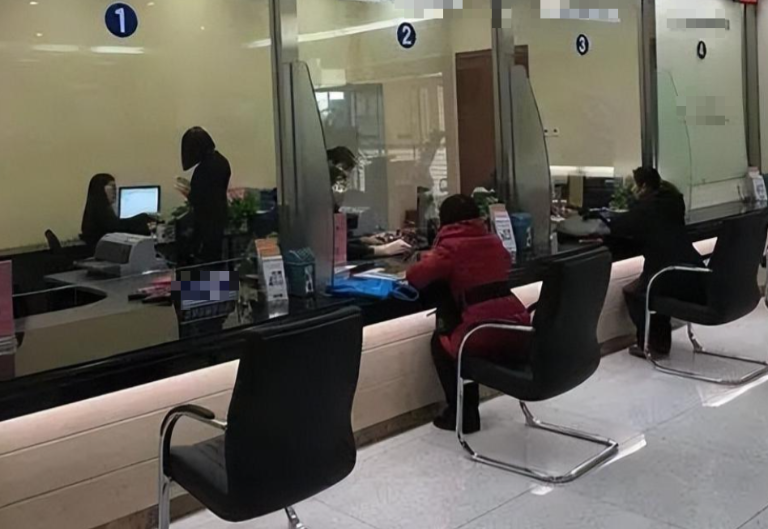 Người phụ nữ mang 150 triệu đồng đi gửi tiết kiệm nhưng giao dịch viên đếm nhầm thành 170 triệu đồng, tòa án phán quyết: Cả hai đều có lỗi- Ảnh 1. Người phụ nữ mang 150 triệu đồng đi gửi tiết kiệm nhưng giao dịch viên đếm nhầm thành 170 triệu đồng, tòa án phán quyết: Cả hai đều có lỗi- Ảnh 1.