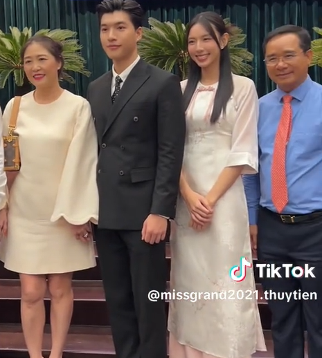 Hoa hậu Kỳ Duyên bị chê mặc xuề xòa kém lịch sự khi gặp lãnh đạo TP.HCM- Ảnh 4. Hoa hậu Kỳ Duyên bị chê mặc xuề xòa kém lịch sự khi gặp lãnh đạo TP.HCM- Ảnh 4.