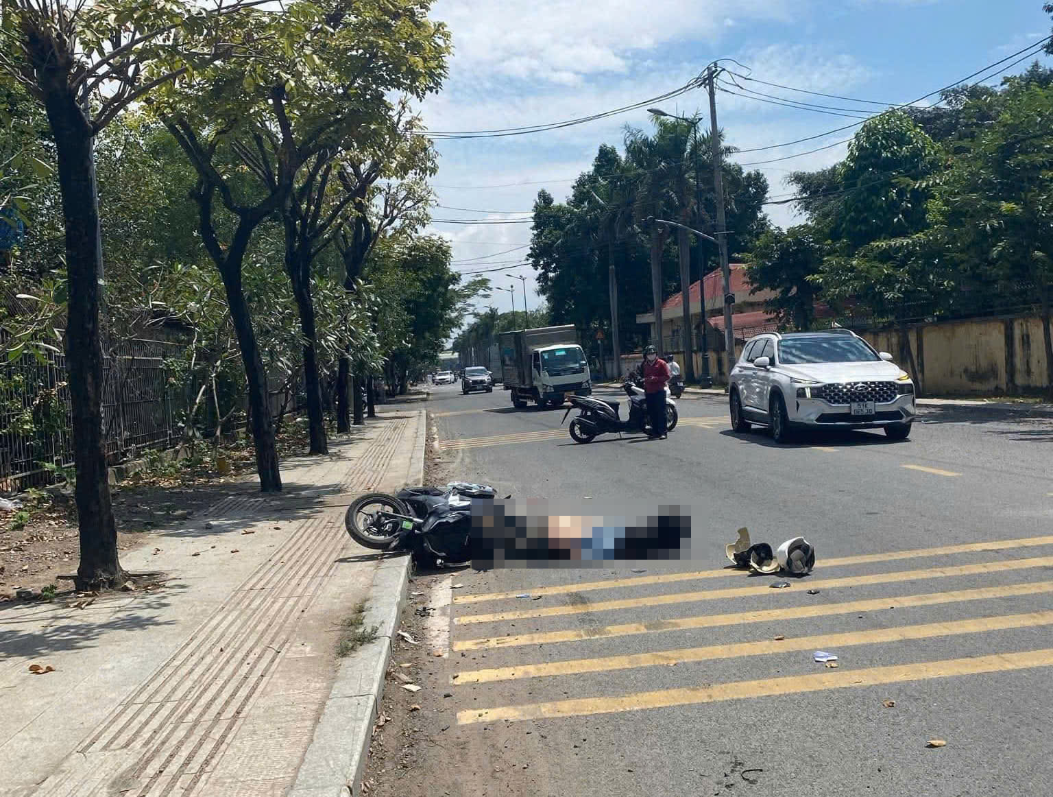 Điều tra tai nạn giao thông nghiêm trọng khiến nam sinh viên tử vong ở TP Thủ Đức - Ảnh 1. Điều tra tai nạn giao thông nghiêm trọng khiến nam sinh viên tử vong ở TP Thủ Đức - Ảnh 1.