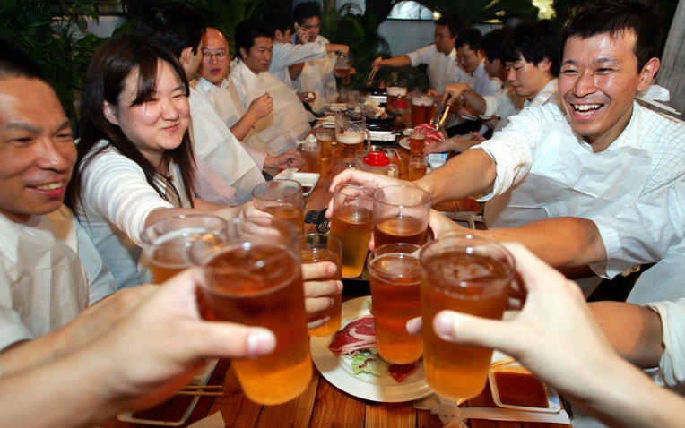 Họp lớp cấp 3, thấy bạn th&acirc;n mặc &aacute;o sờn vai, t&ocirc;i b&agrave;ng ho&agrave;ng nhận ra: Phẩm gi&aacute; một người được tạo n&ecirc;n bởi c&ocirc;ng việc của họ - Ảnh 1.