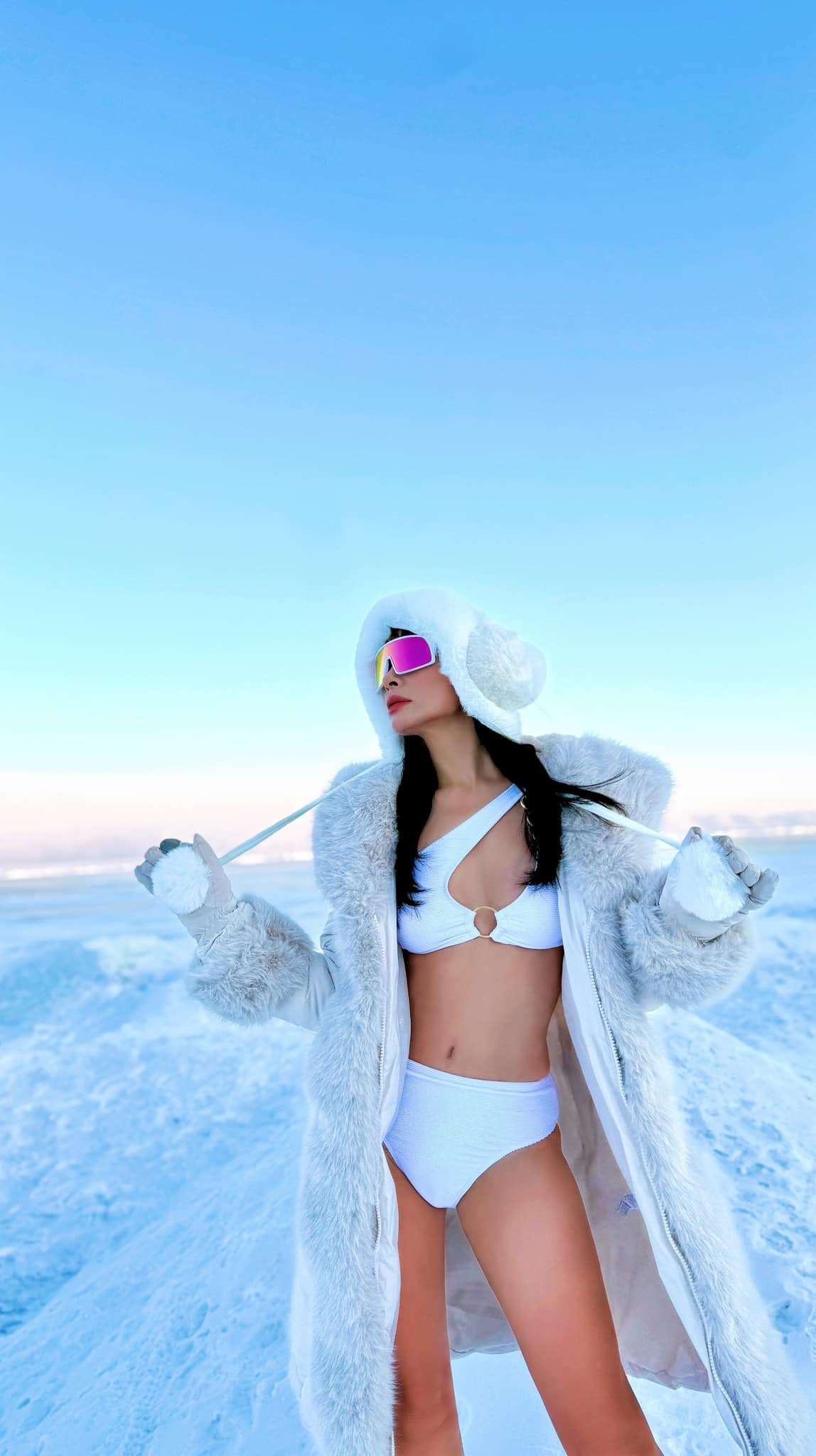 2 siêu mẫu Việt 47 tuổi sang Nga du lịch, khoe cơ thể gợi cảm giữa hồ tuyết trắng: "Đúng là... điên thật" - Ảnh 2.