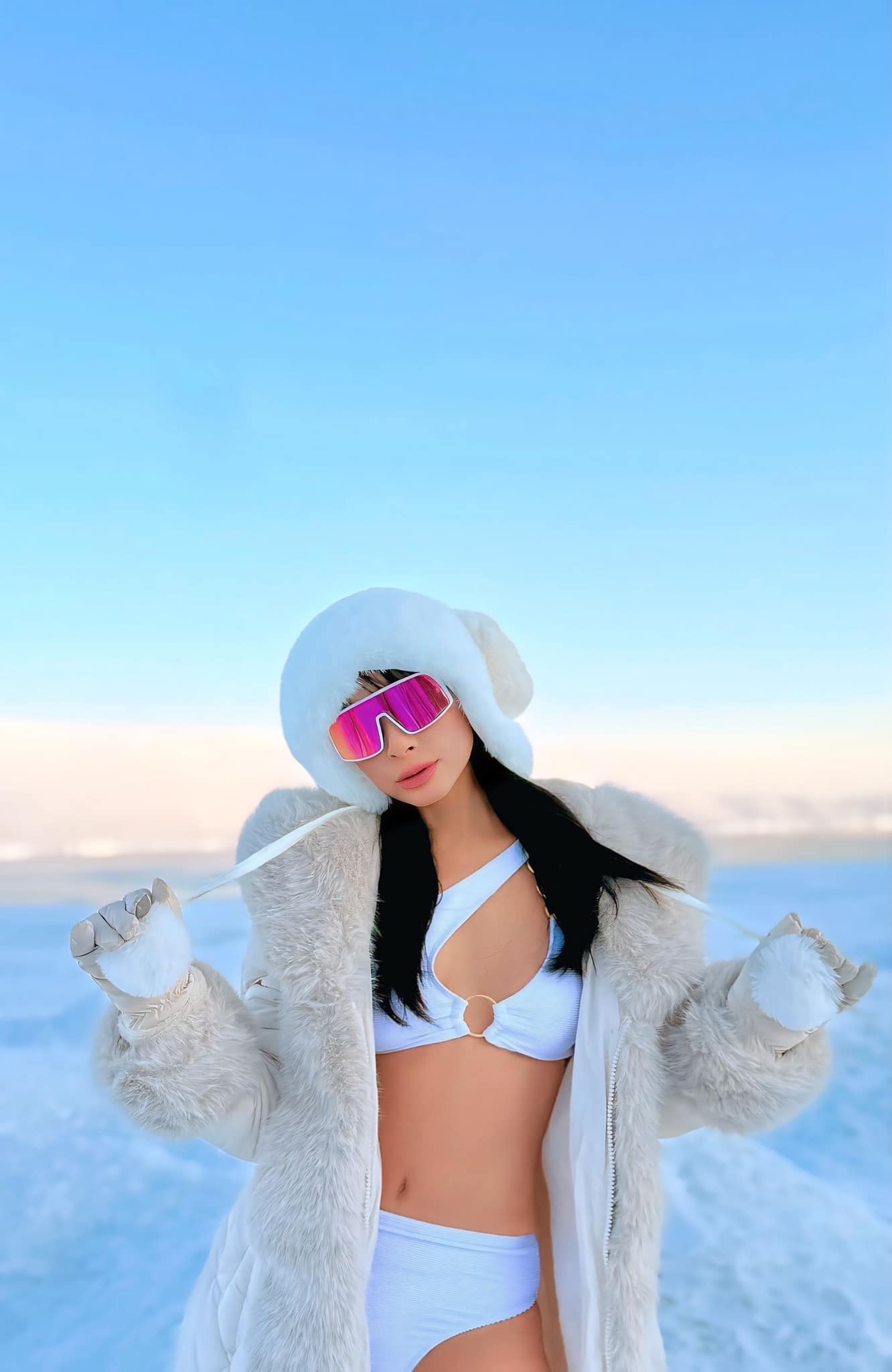 2 siêu mẫu Việt 47 tuổi sang Nga du lịch, khoe cơ thể gợi cảm giữa hồ tuyết trắng: "Đúng là... điên thật" - Ảnh 1.