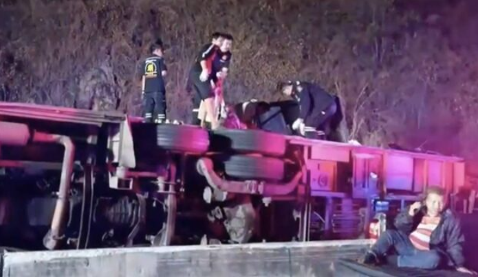 Thảm khốc xe khách lật nhào khiến hơn 60 người thương vong - Ảnh 2.