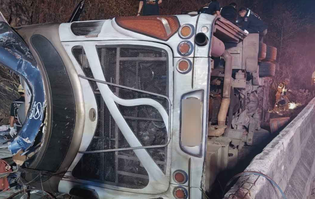 Thảm khốc xe khách lật nhào khiến hơn 60 người thương vong - Ảnh 1.