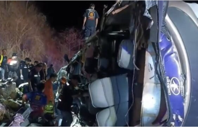 Thảm khốc xe khách lật nhào khiến hơn 60 người thương vong - Ảnh 4.