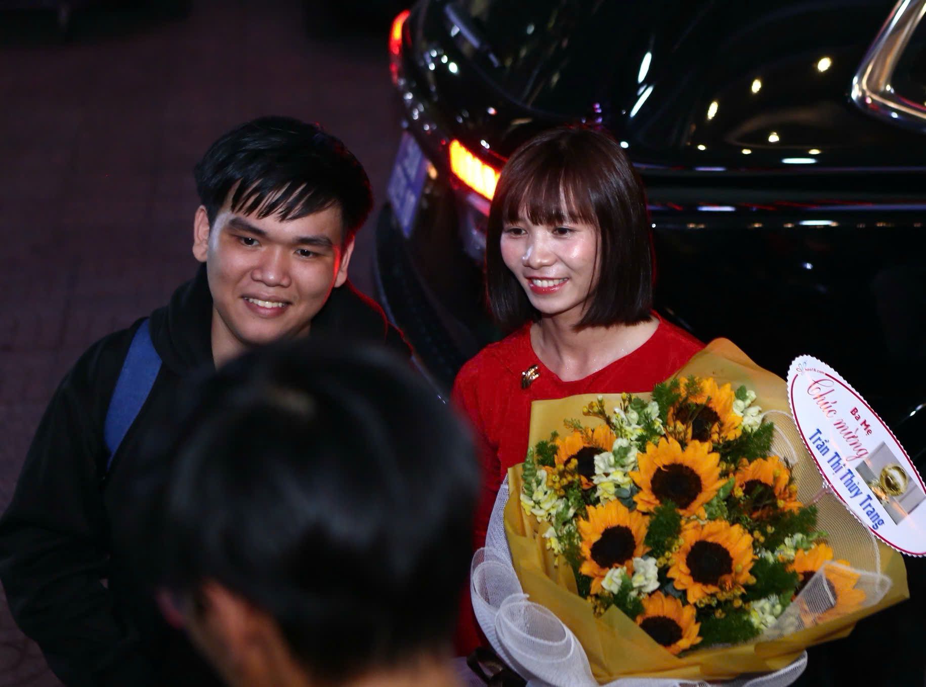 Lần đầu thấy vợ Xuân Son xinh đẹp đến thế, diện váy bó sát cực sexy nhưng nhìn xuống chân chàng cầu thủ mà nghẹn ngào- Ảnh 10. Lần đầu thấy vợ Xuân Son xinh đẹp đến thế, diện váy bó sát cực sexy nhưng nhìn xuống chân chàng cầu thủ mà nghẹn ngào- Ảnh 10.