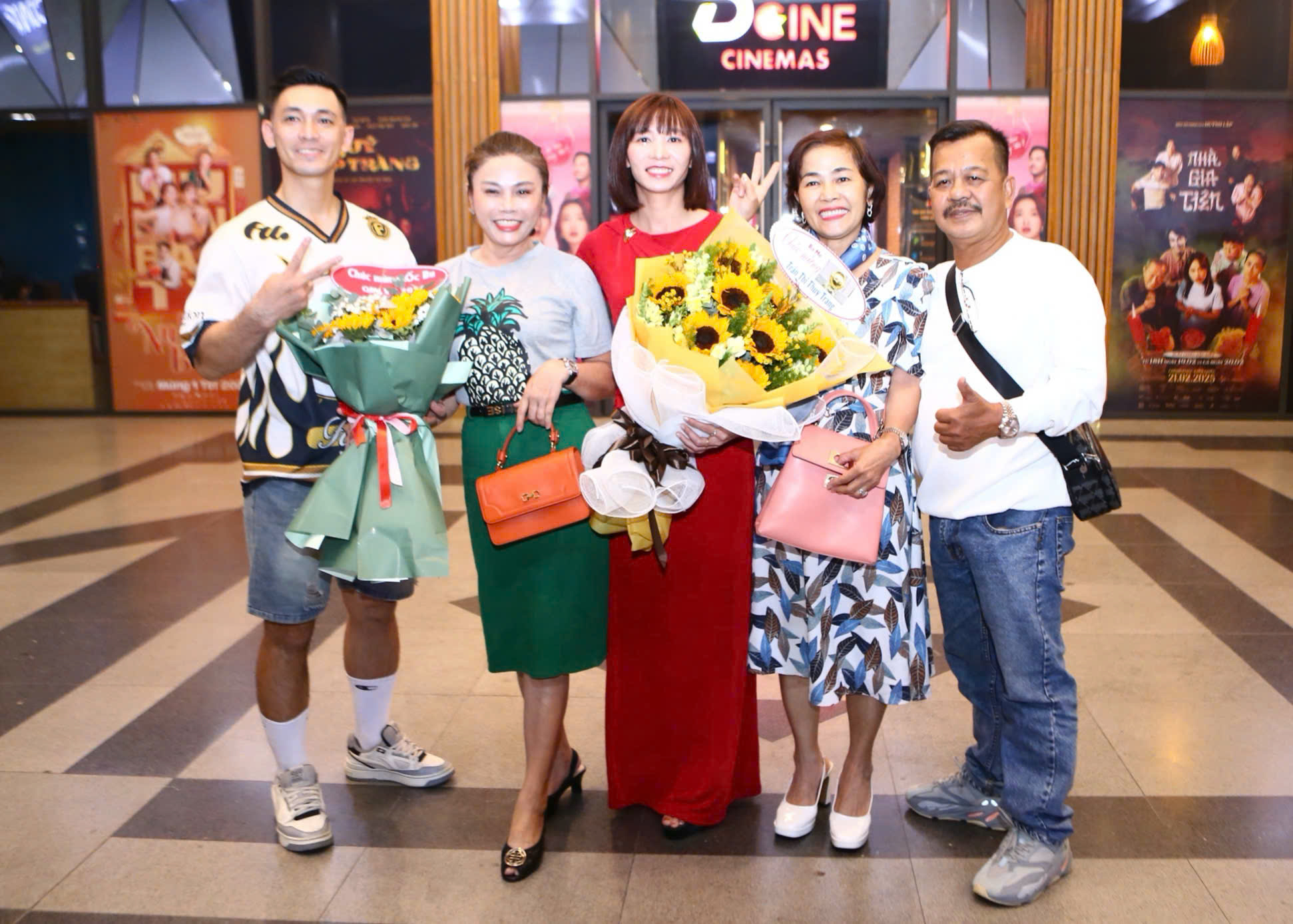 Lần đầu thấy vợ Xuân Son xinh đẹp đến thế, diện váy bó sát cực sexy nhưng nhìn xuống chân chàng cầu thủ mà nghẹn ngào- Ảnh 11. Lần đầu thấy vợ Xuân Son xinh đẹp đến thế, diện váy bó sát cực sexy nhưng nhìn xuống chân chàng cầu thủ mà nghẹn ngào- Ảnh 11.