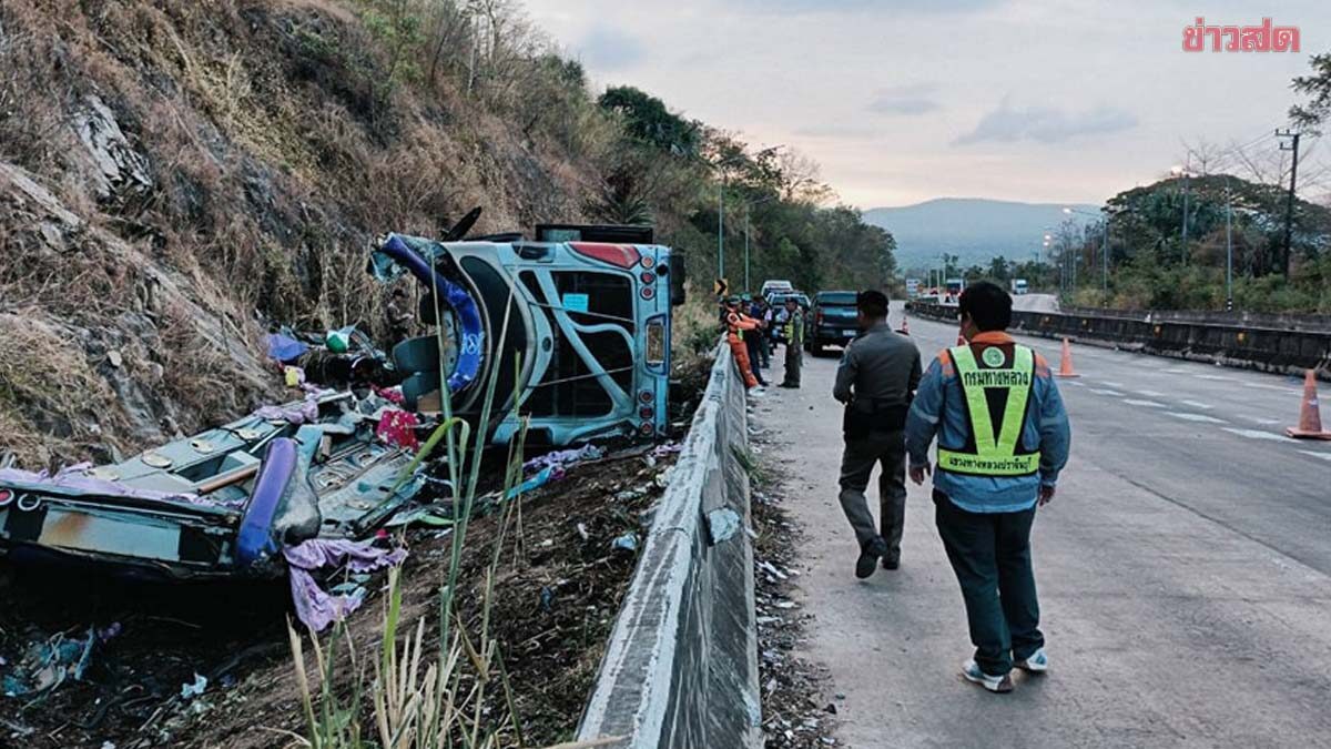 Thảm khốc xe khách lật nhào khiến hơn 60 người thương vong - Ảnh 3.