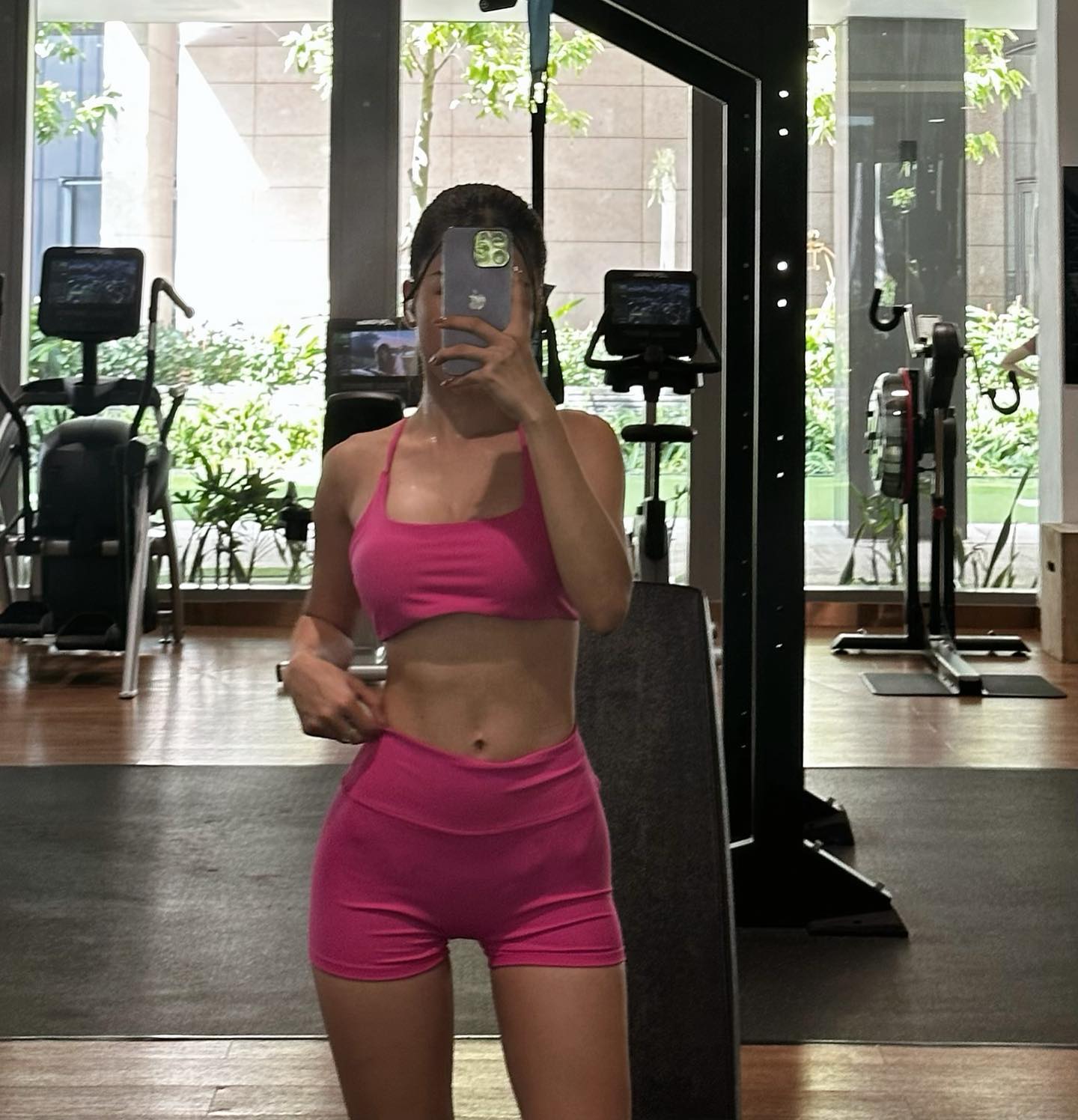 Yến Xu&acirc;n "l&ecirc;n đồ" hẹn h&ograve; L&acirc;m T&acirc;y, v&oacute;c d&aacute;ng n&oacute;ng bỏng nhất l&agrave;ng b&oacute;ng đ&aacute; thay đổi ra sao sau 9 ng&agrave;y sinh con? - Ảnh 2.