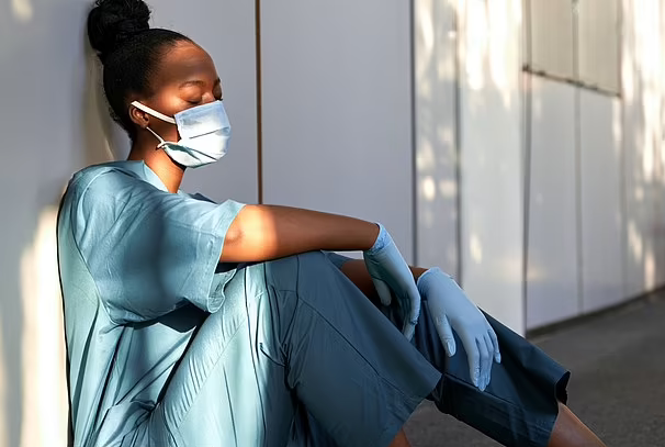 Nữ y tá thắng kiện vì bị đồng nghiệp phớt lờ trong công việc - Ảnh 1.