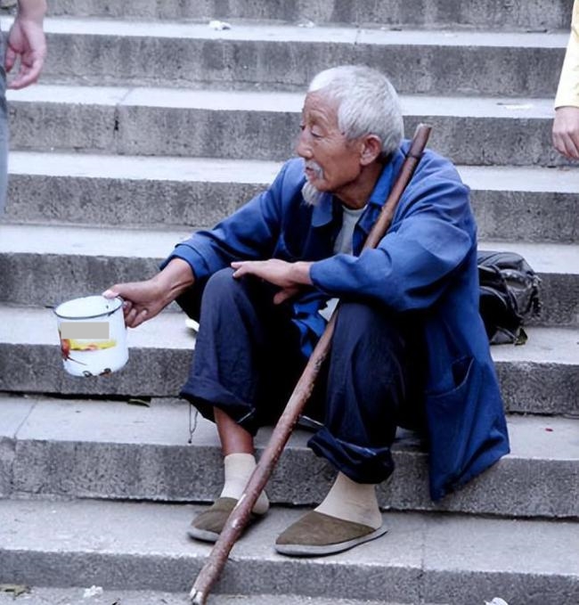 &Ocirc;ng l&atilde;o U70 t&igrave;m đến nh&agrave; chị g&aacute;i để xin 1 b&aacute;t cơm trắng mỗi ng&agrave;y, l&yacute; do sống ngh&egrave;o khổ khi về gi&agrave; bỗng khiến số đ&ocirc;ng giận dữ: "Nếu l&agrave; t&ocirc;i, t&ocirc;i kh&ocirc;ng cho" - Ảnh 2.