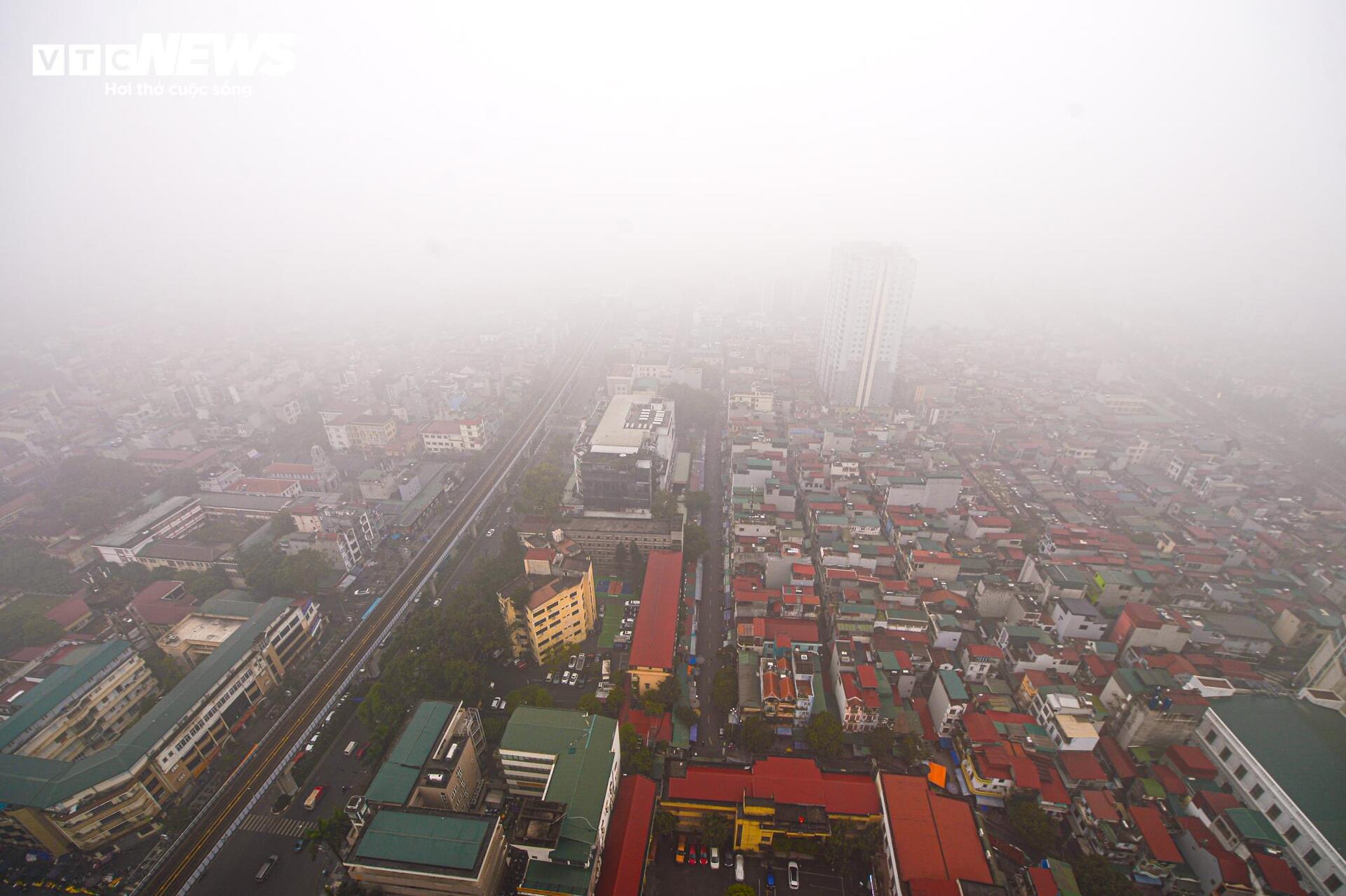 Hà Nội mù sương và ô nhiễm thứ hai thế giới - Ảnh 1.